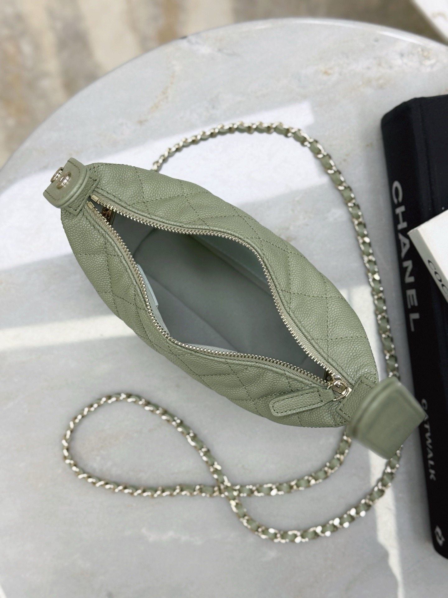 CHANEL 25B Handbag - image 7