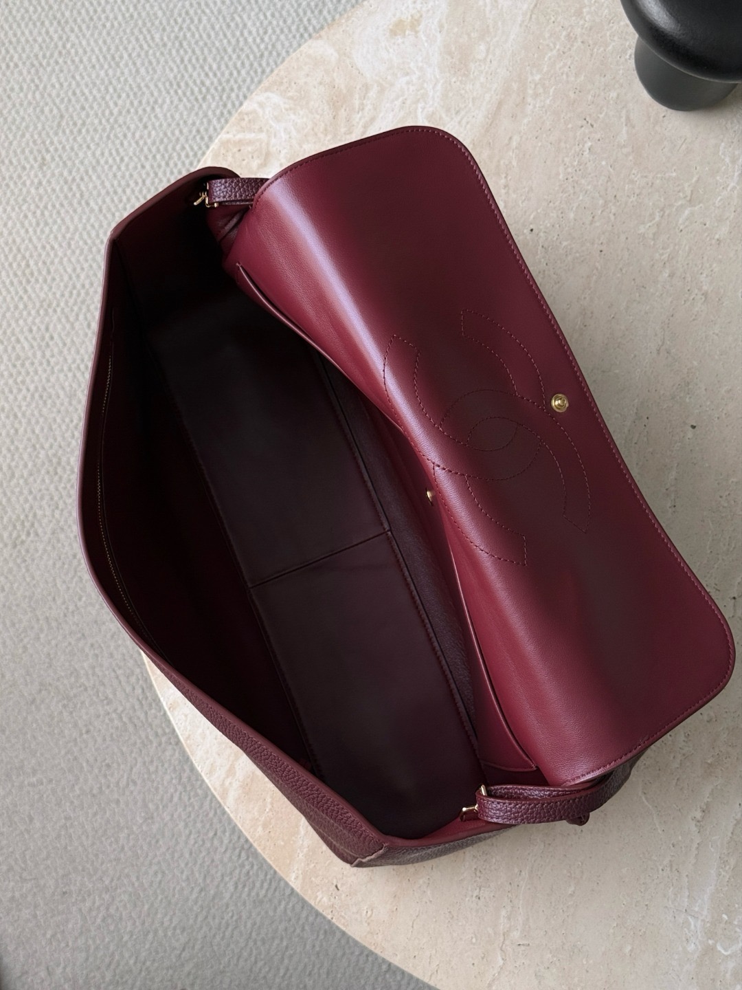 CHANEL Maxi Flap Bag Grained Calfskin In Burgundy - image 6