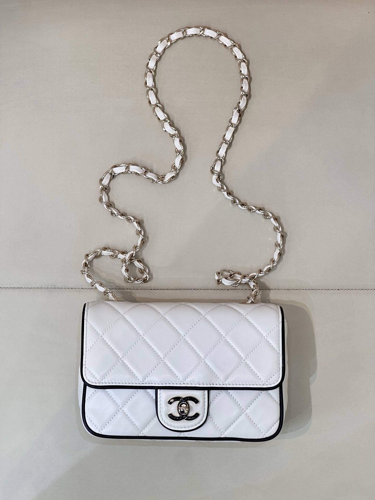CHANEL Flap bag Lambskin black & white - image 2