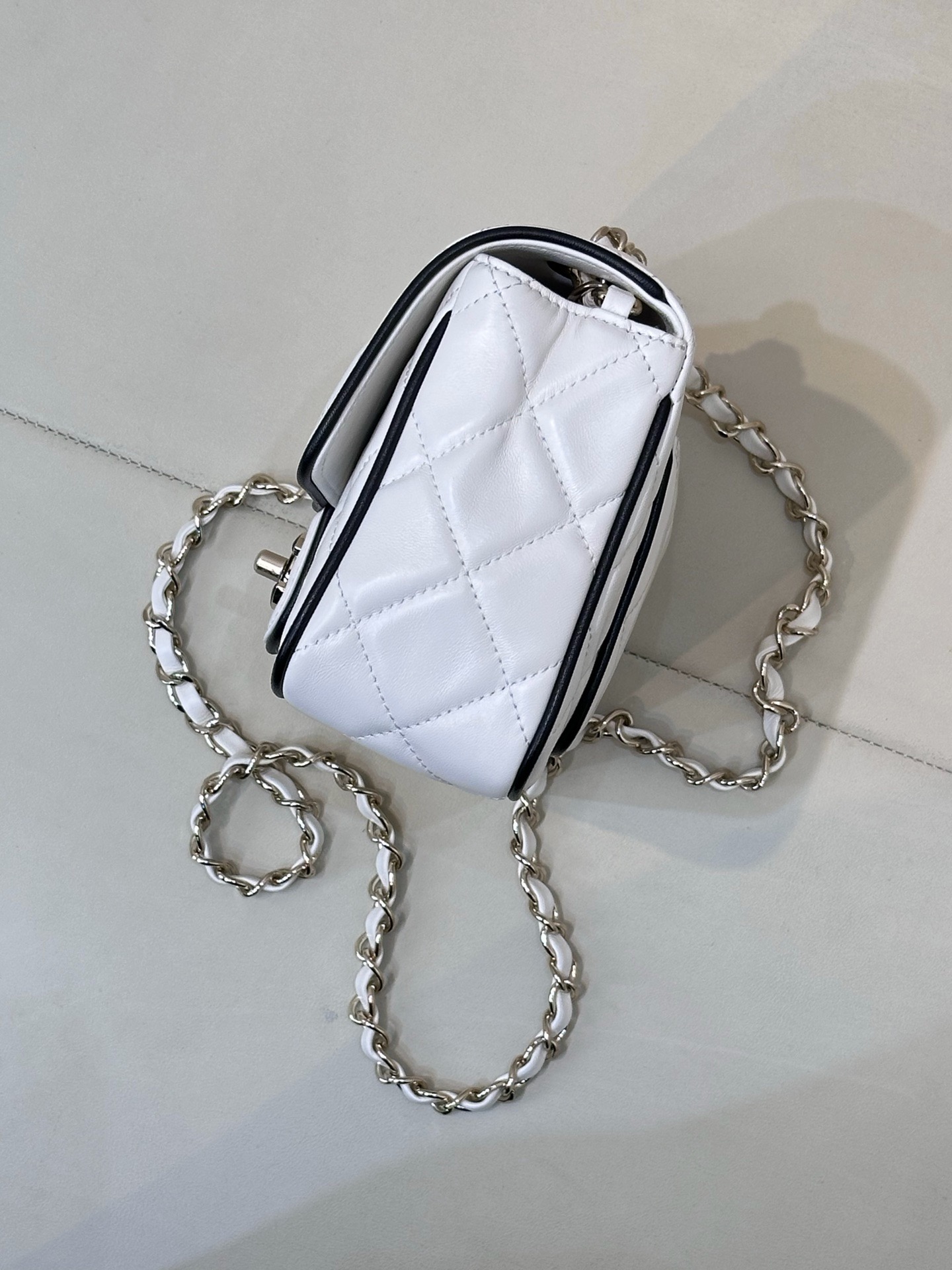 CHANEL Flap bag Lambskin black & white - image 4
