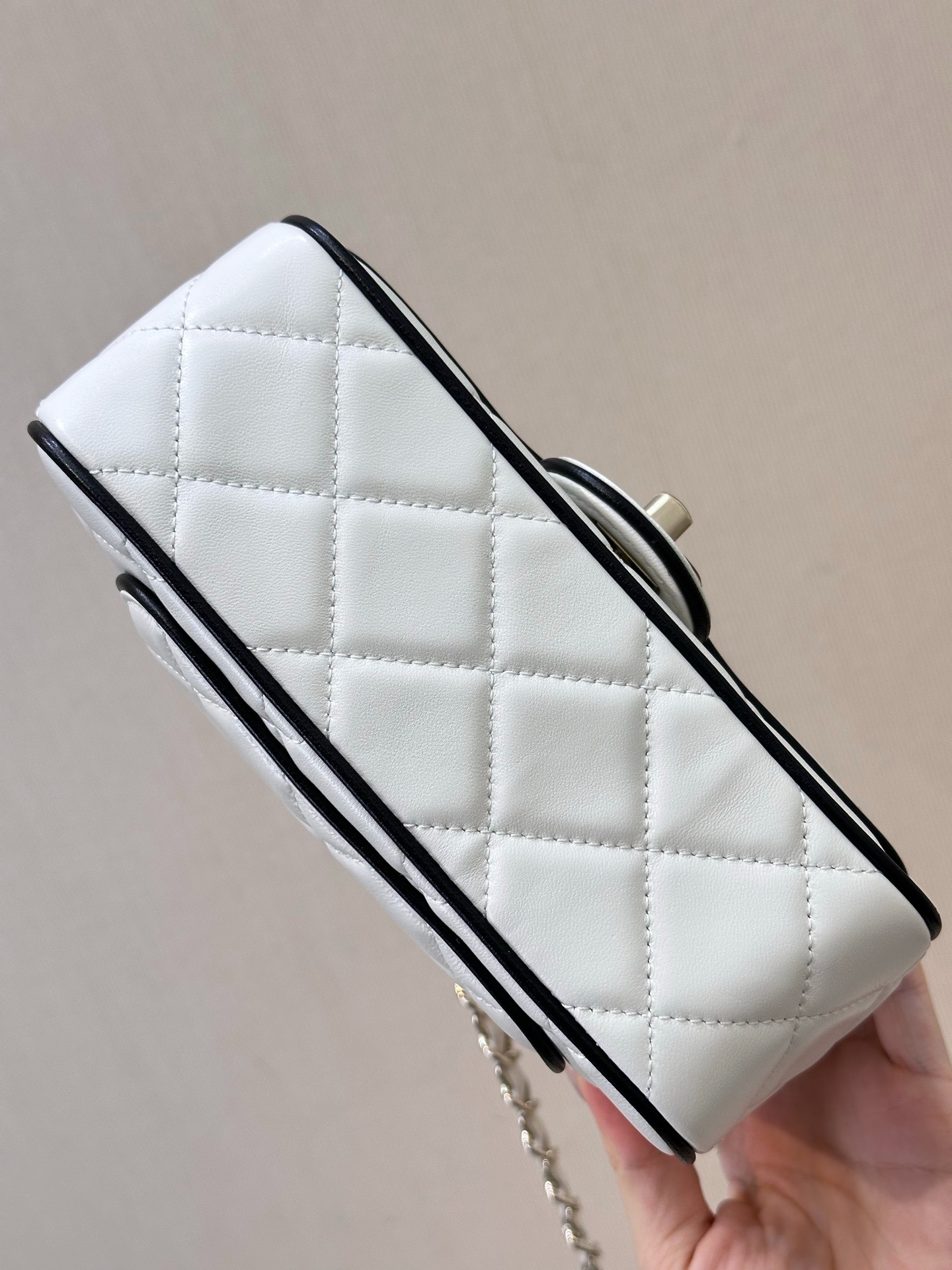 CHANEL Flap bag Lambskin black & white - image 5