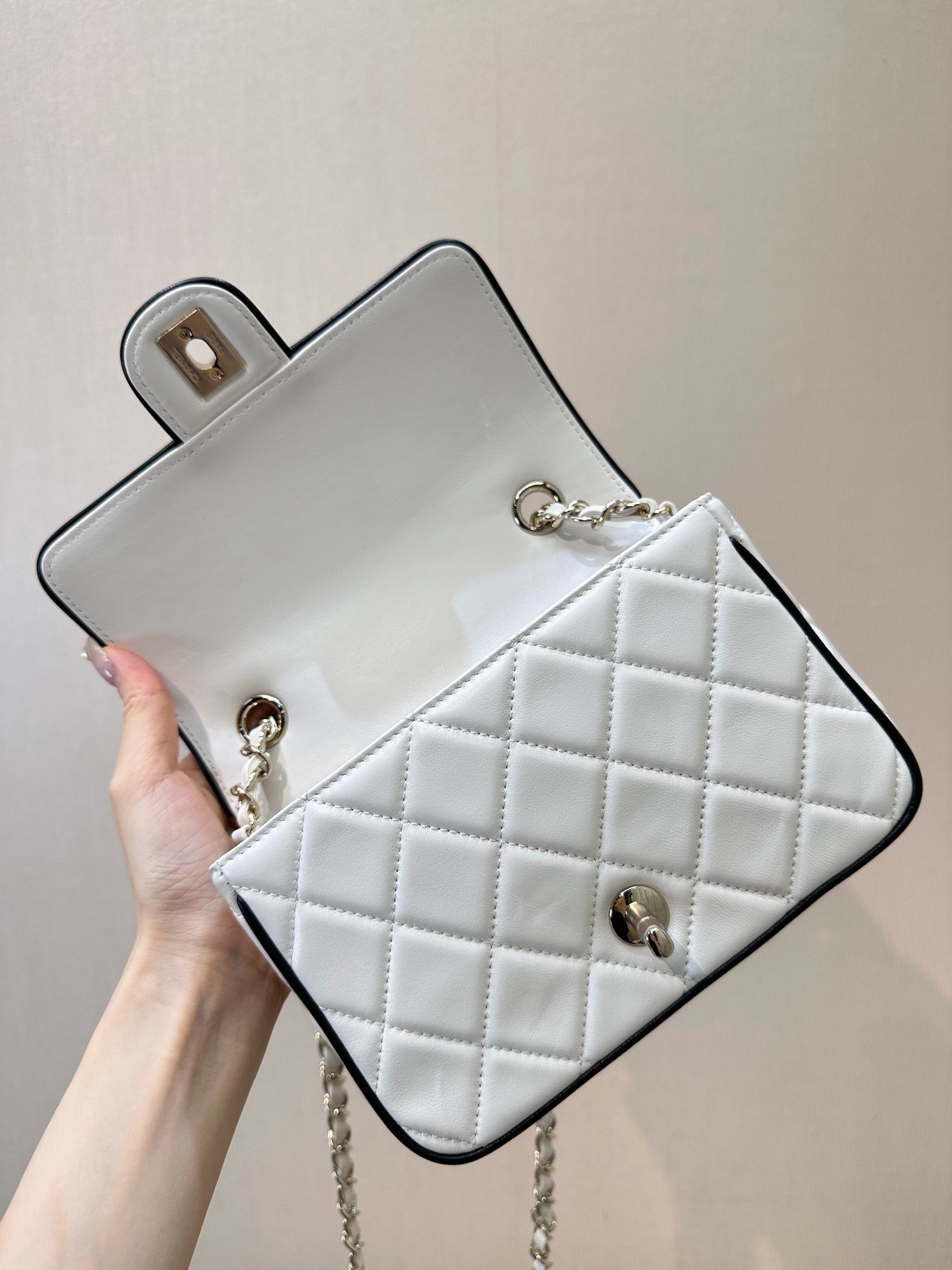 CHANEL Flap bag Lambskin black & white - image 6