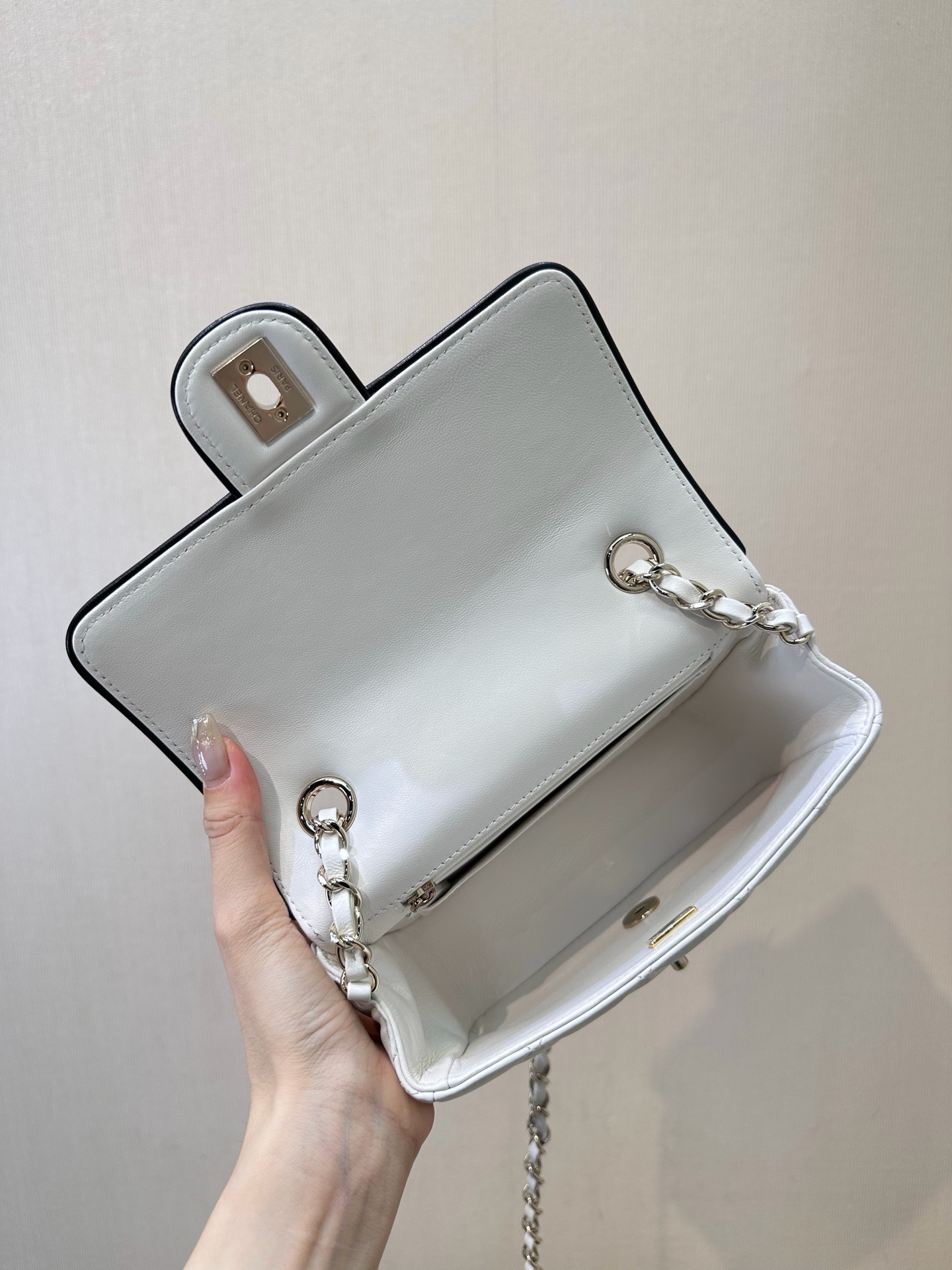 CHANEL Flap bag Lambskin black & white - image 7