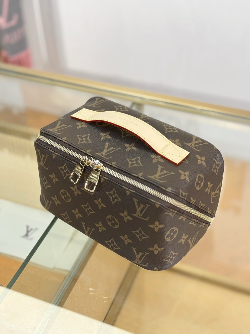 LV Toiletry Bag M11750 - image 6