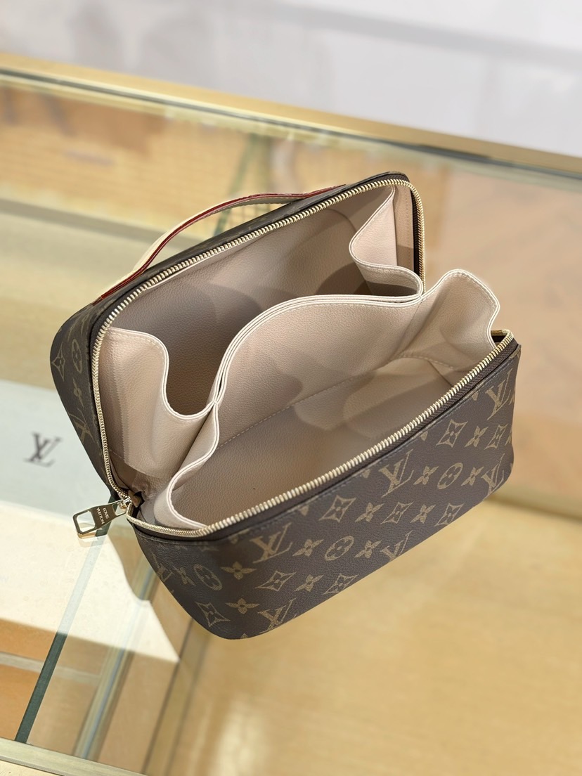 LV Toiletry Bag M11750 - image 8