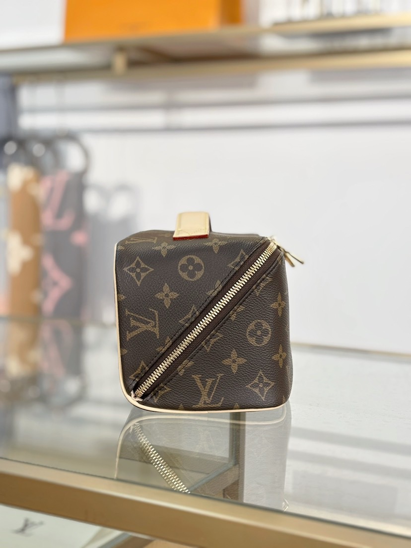 LV Toiletry Bag M11750 - image 4
