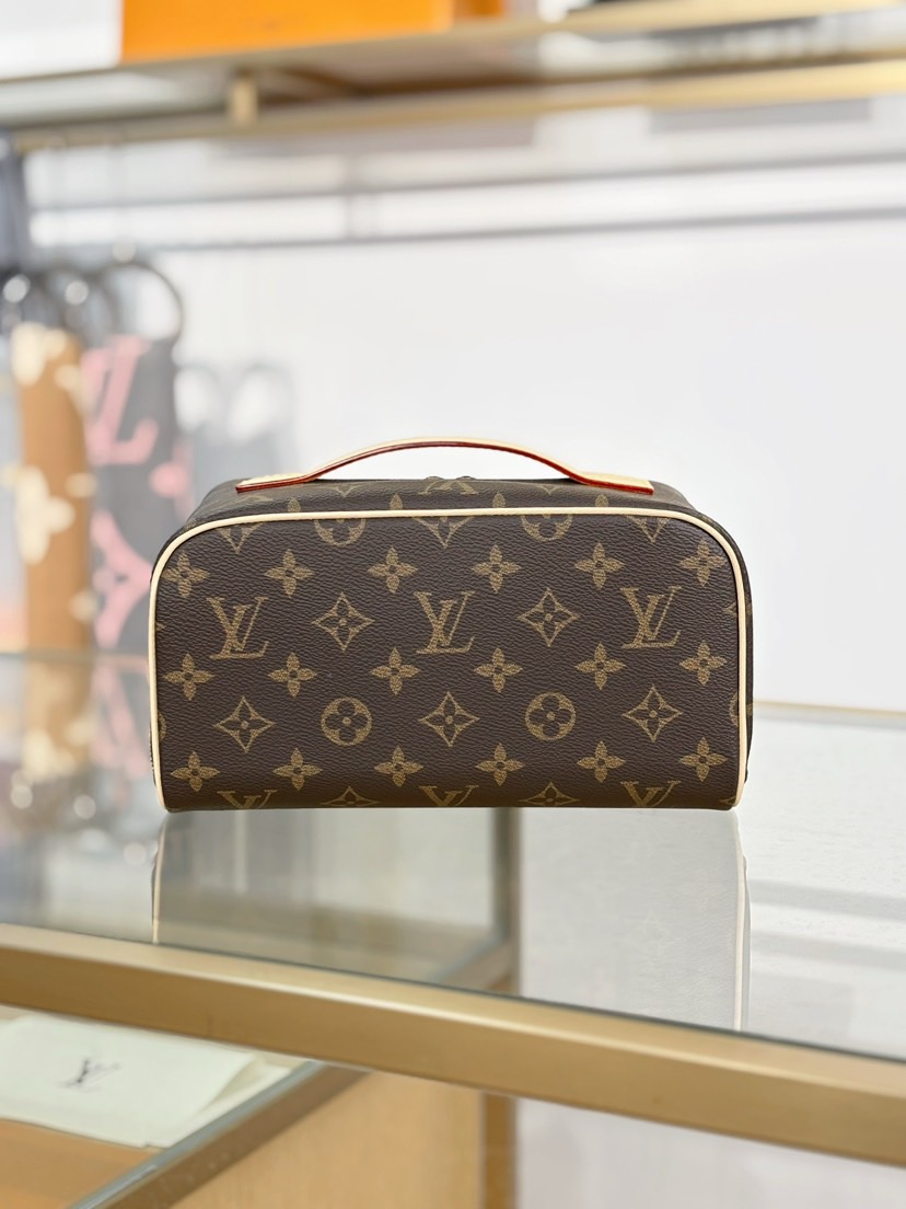 LV Toiletry Bag M11750 - image 5