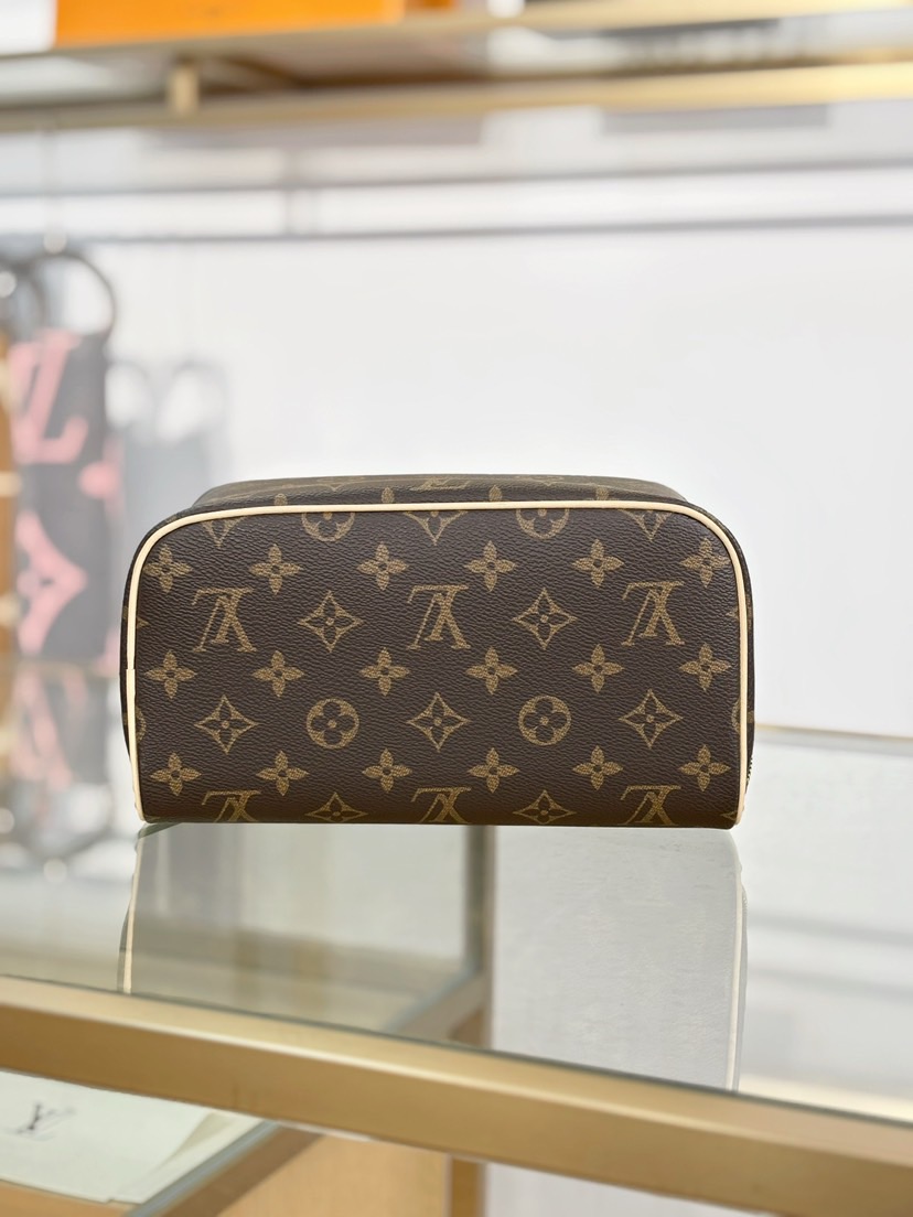 LV Toiletry Bag M11750 - image 7