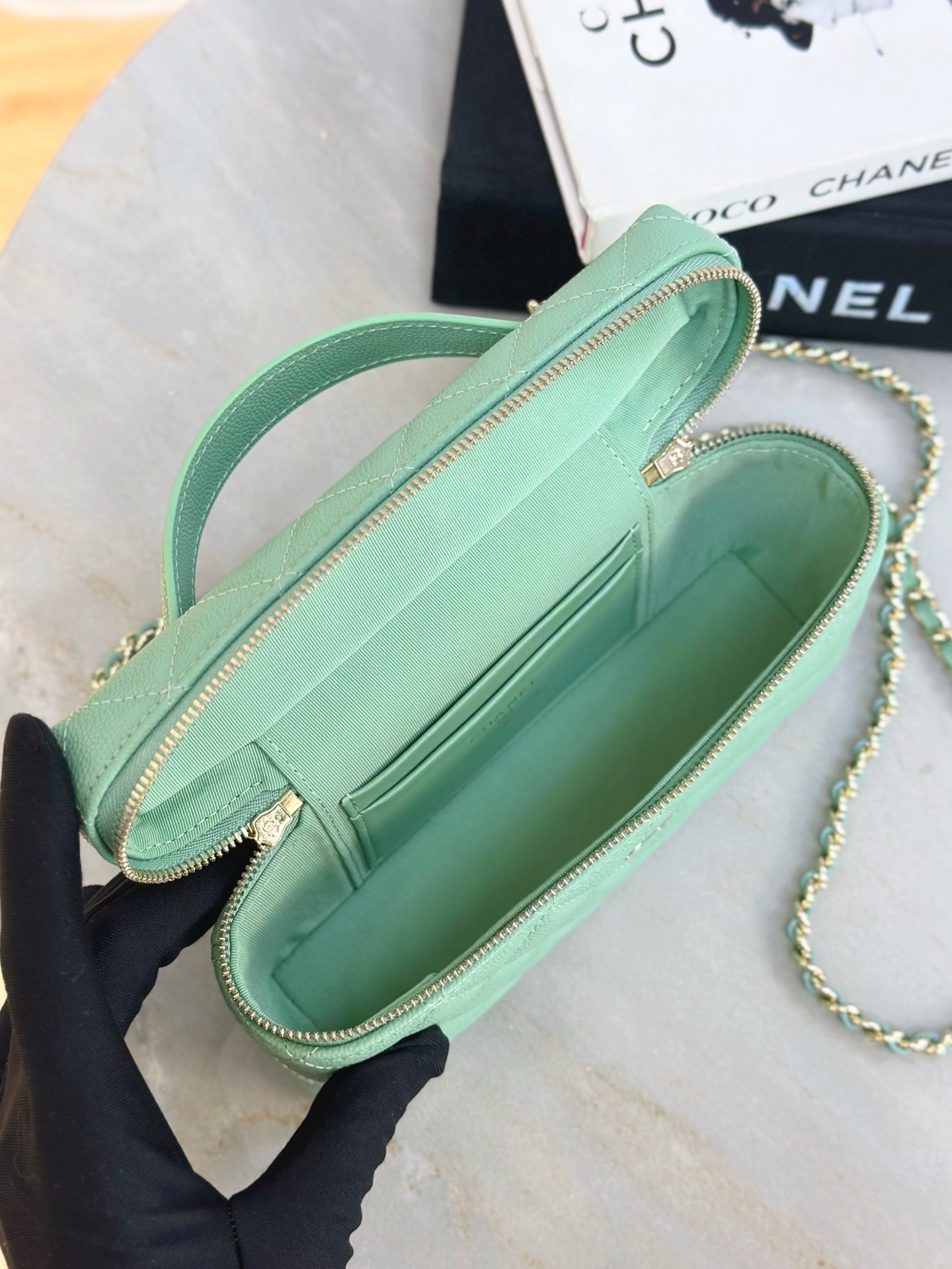 CHANEL Vanity with chain – Grained calfskin - image 6