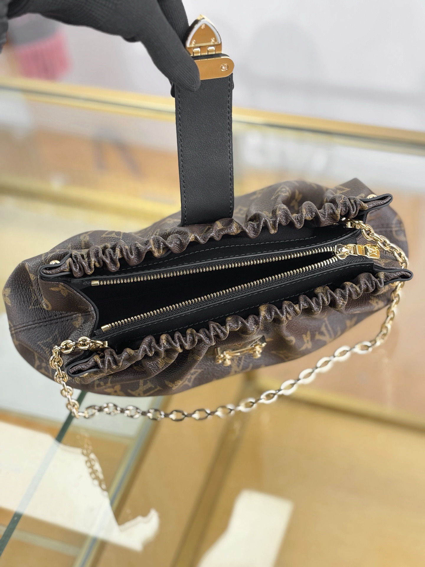 LV Pochette Sling M27819 - image 6