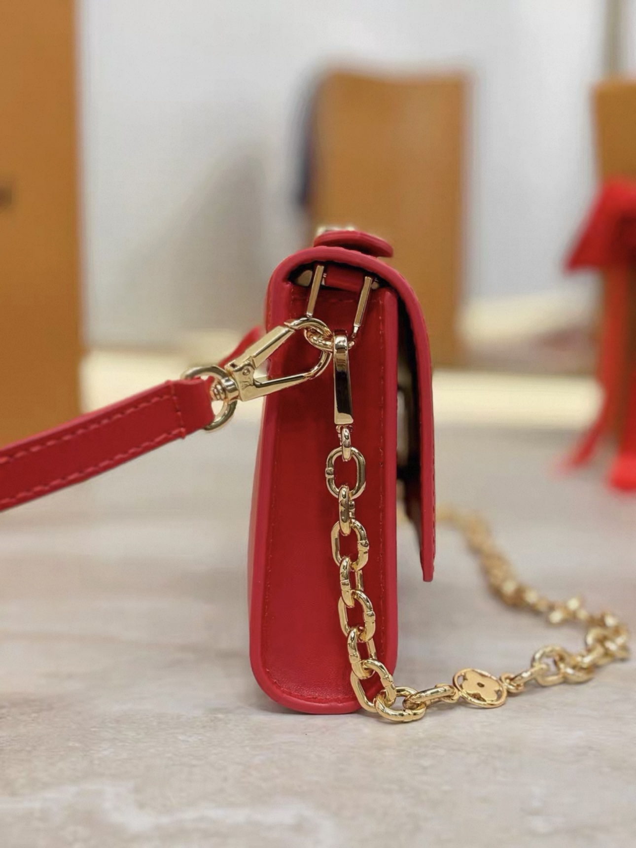 LV Wallet On Chain Capucines M12405 - image 3