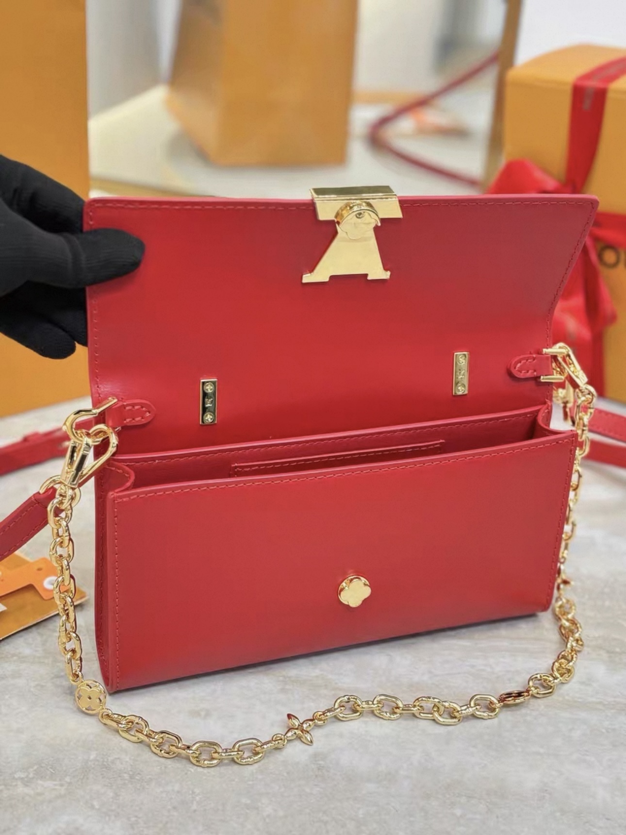 LV Wallet On Chain Capucines M12405 - image 6