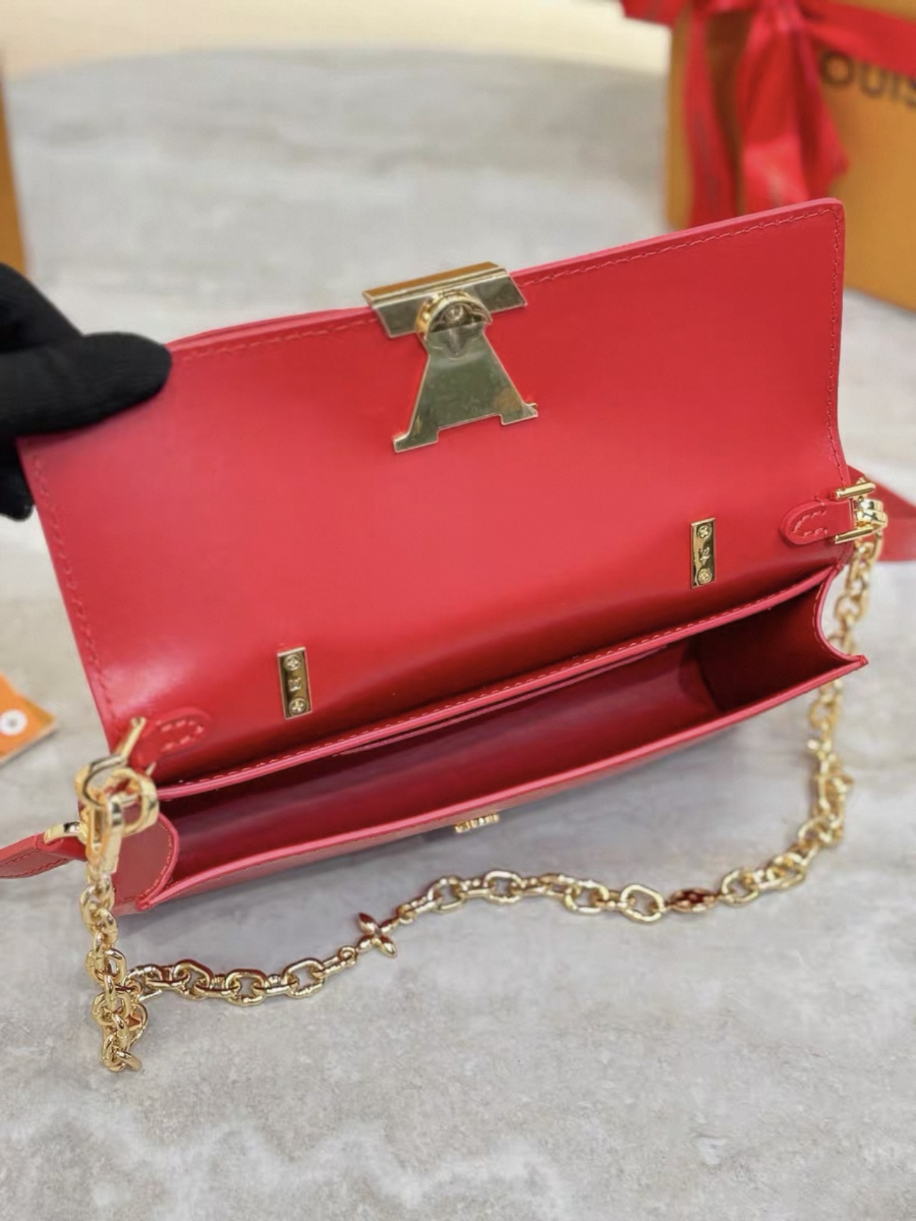 LV Wallet On Chain Capucines M12405 - image 7