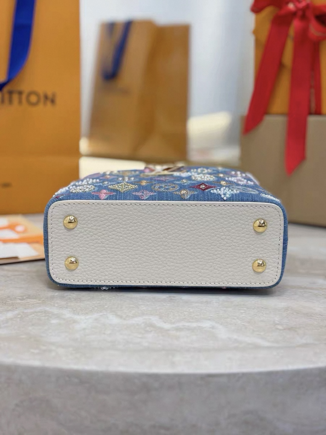 LV Capucines M12947 - image 5