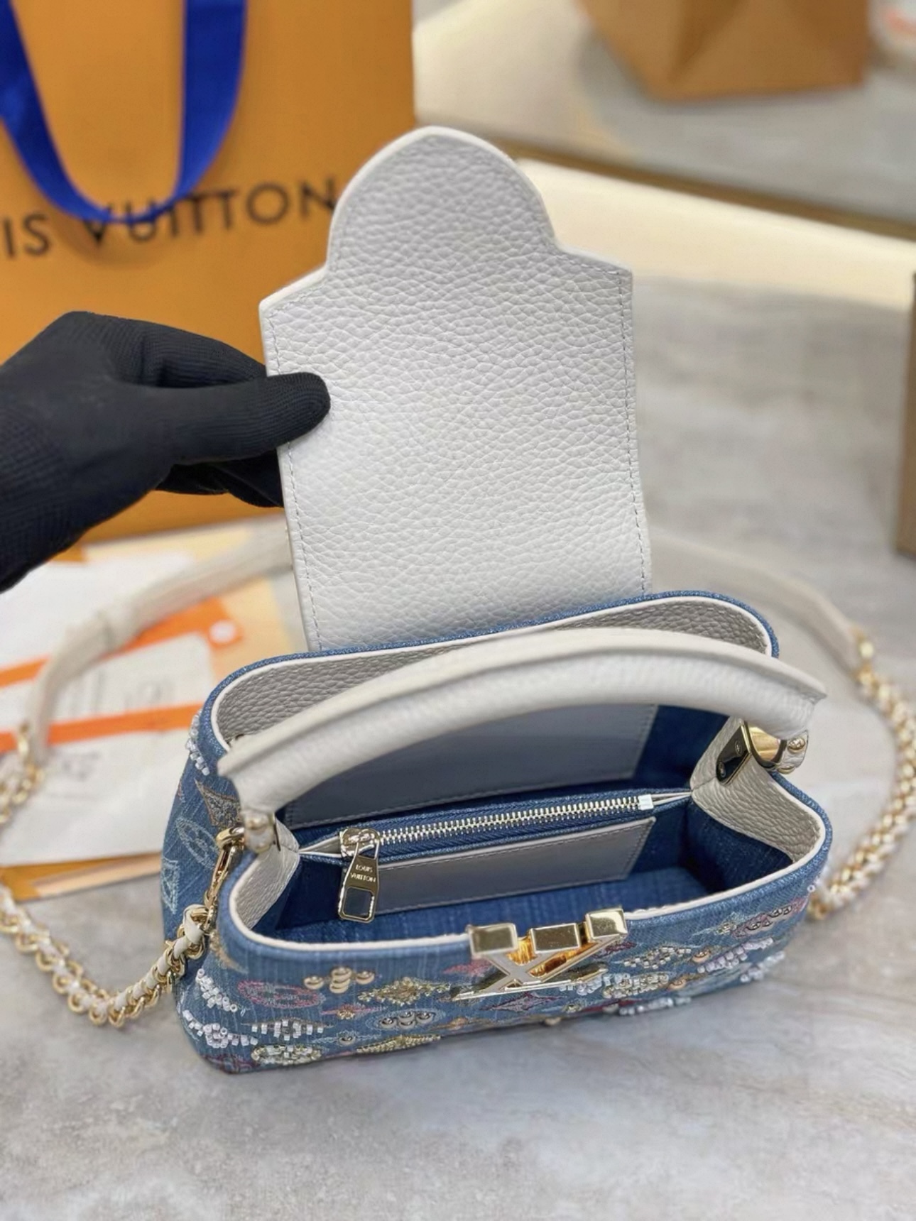 LV Capucines M12947 - image 6
