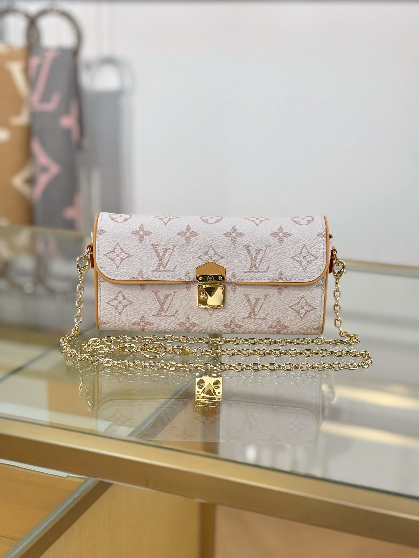 LV Pochette Clle M13566 - image 2