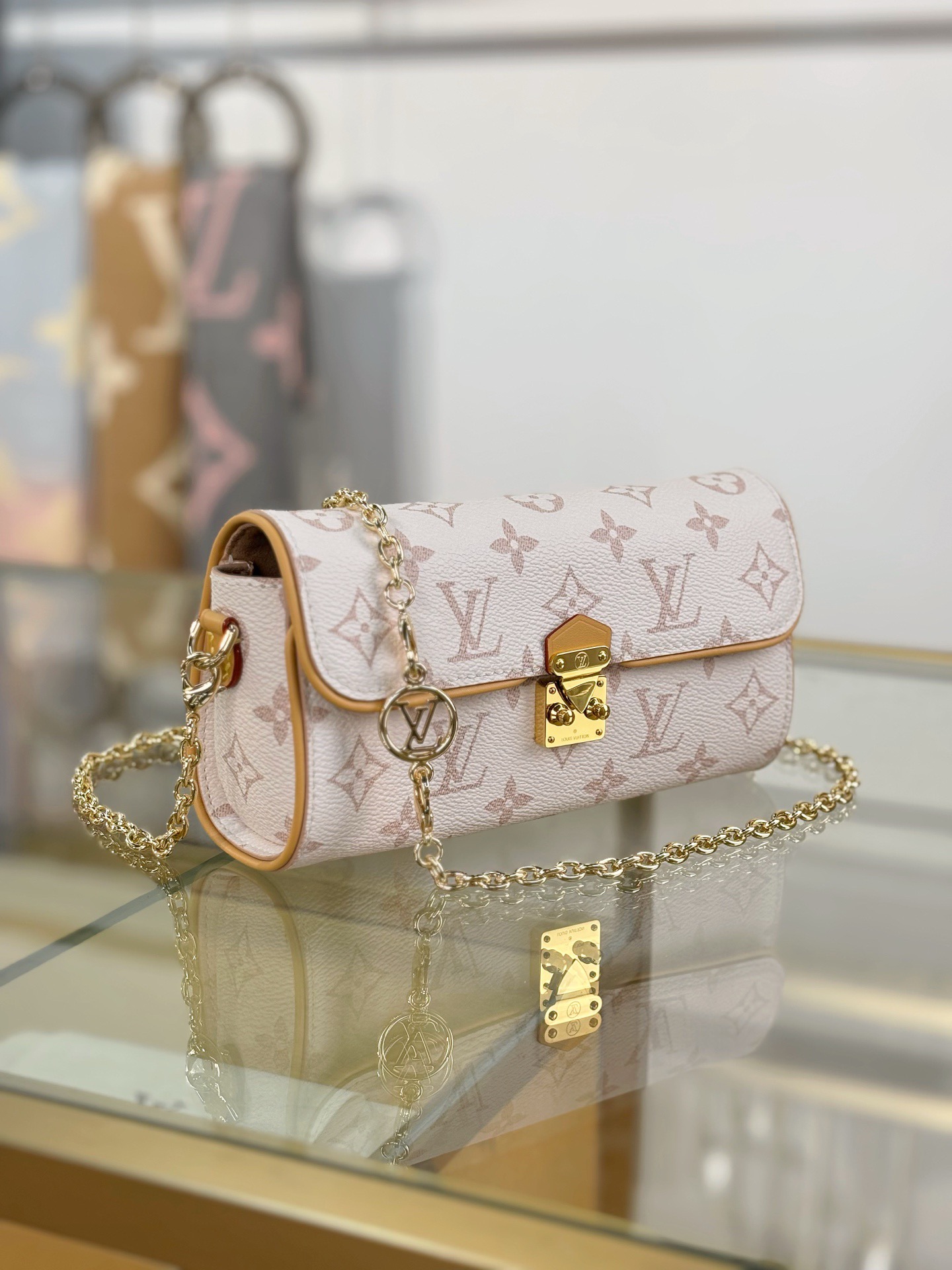 LV Pochette Clle M13566 - image 4