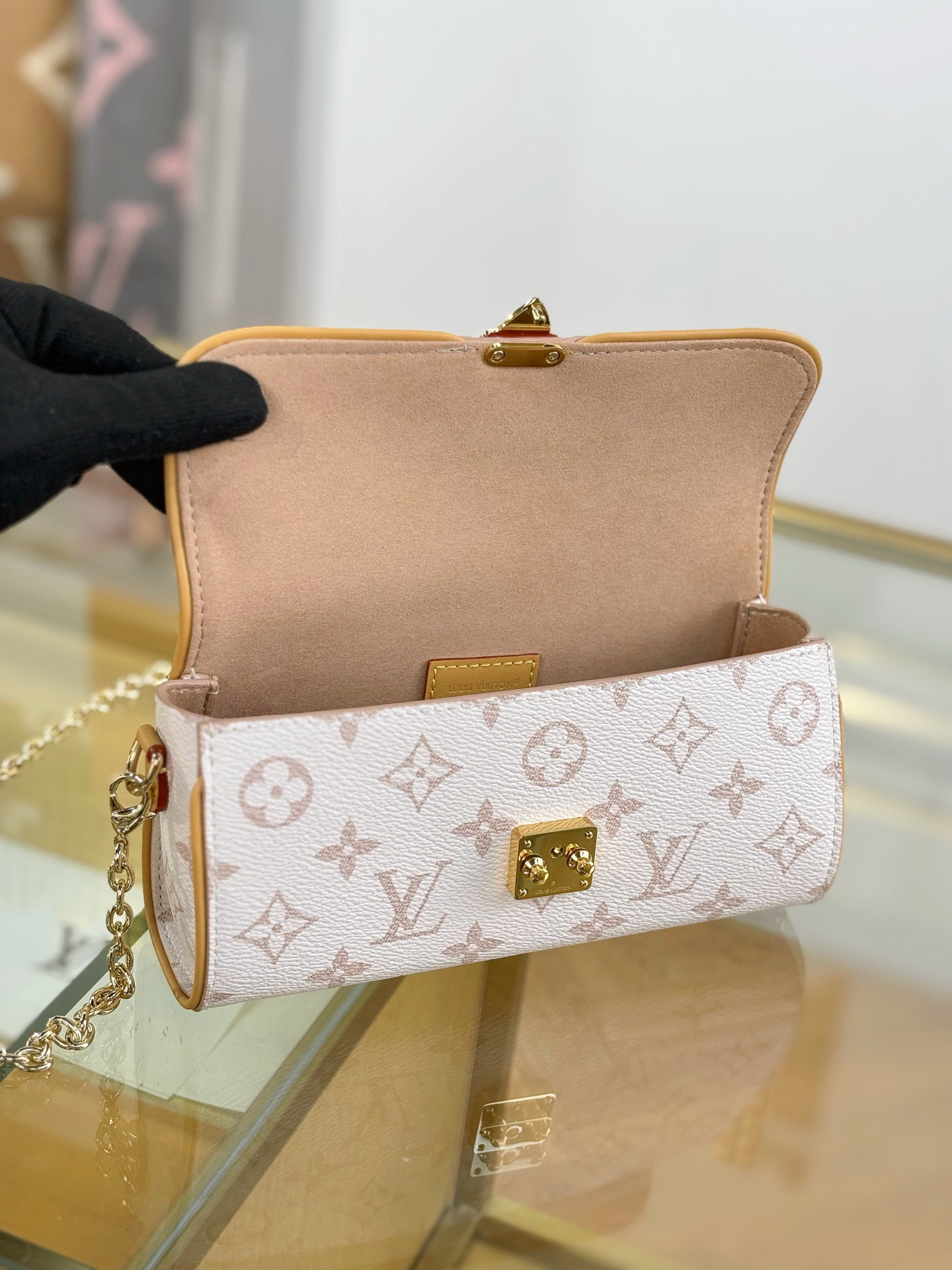 LV Pochette Clle M13566 - image 7