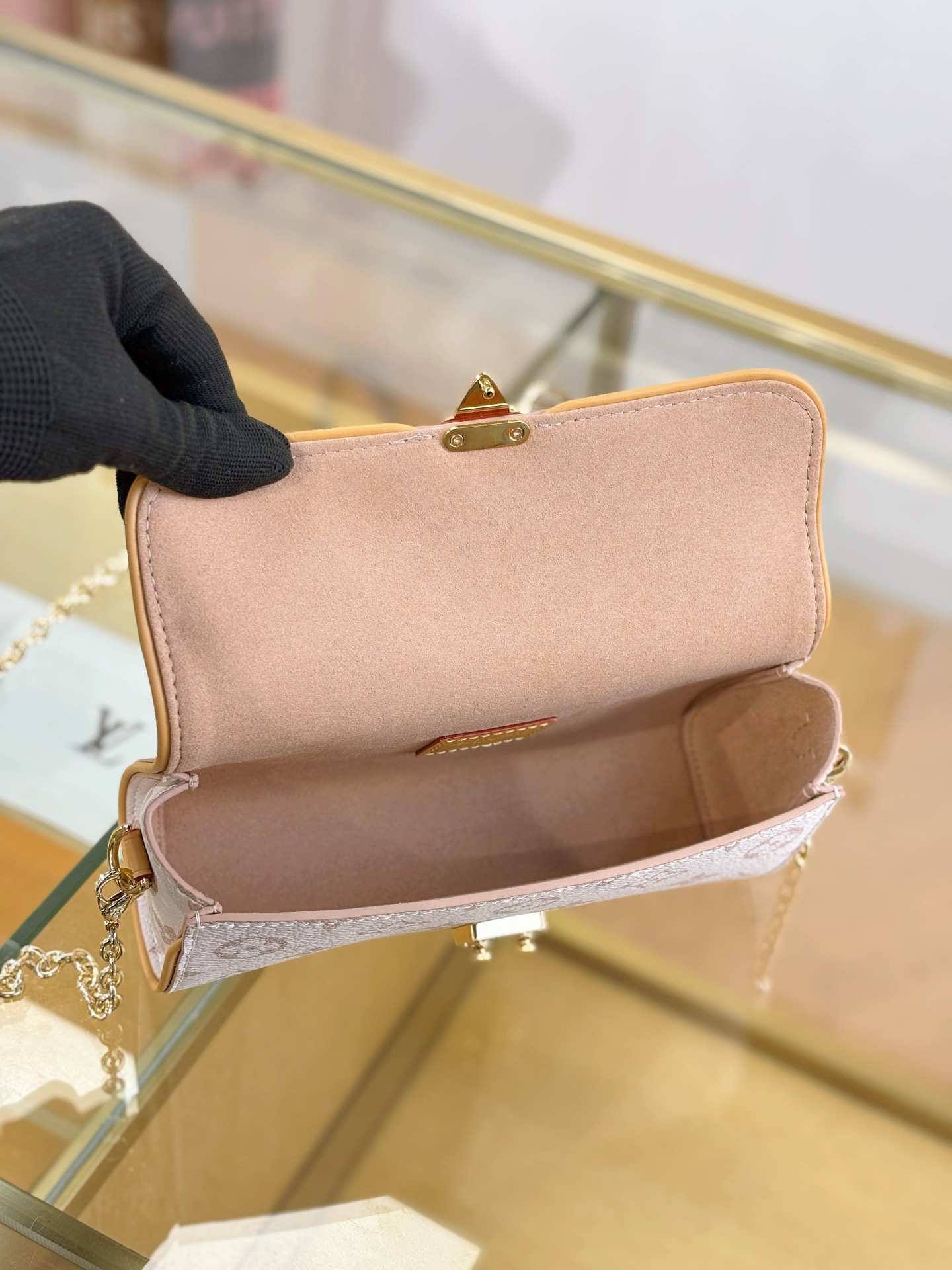 LV Pochette Clle M13566 - image 8