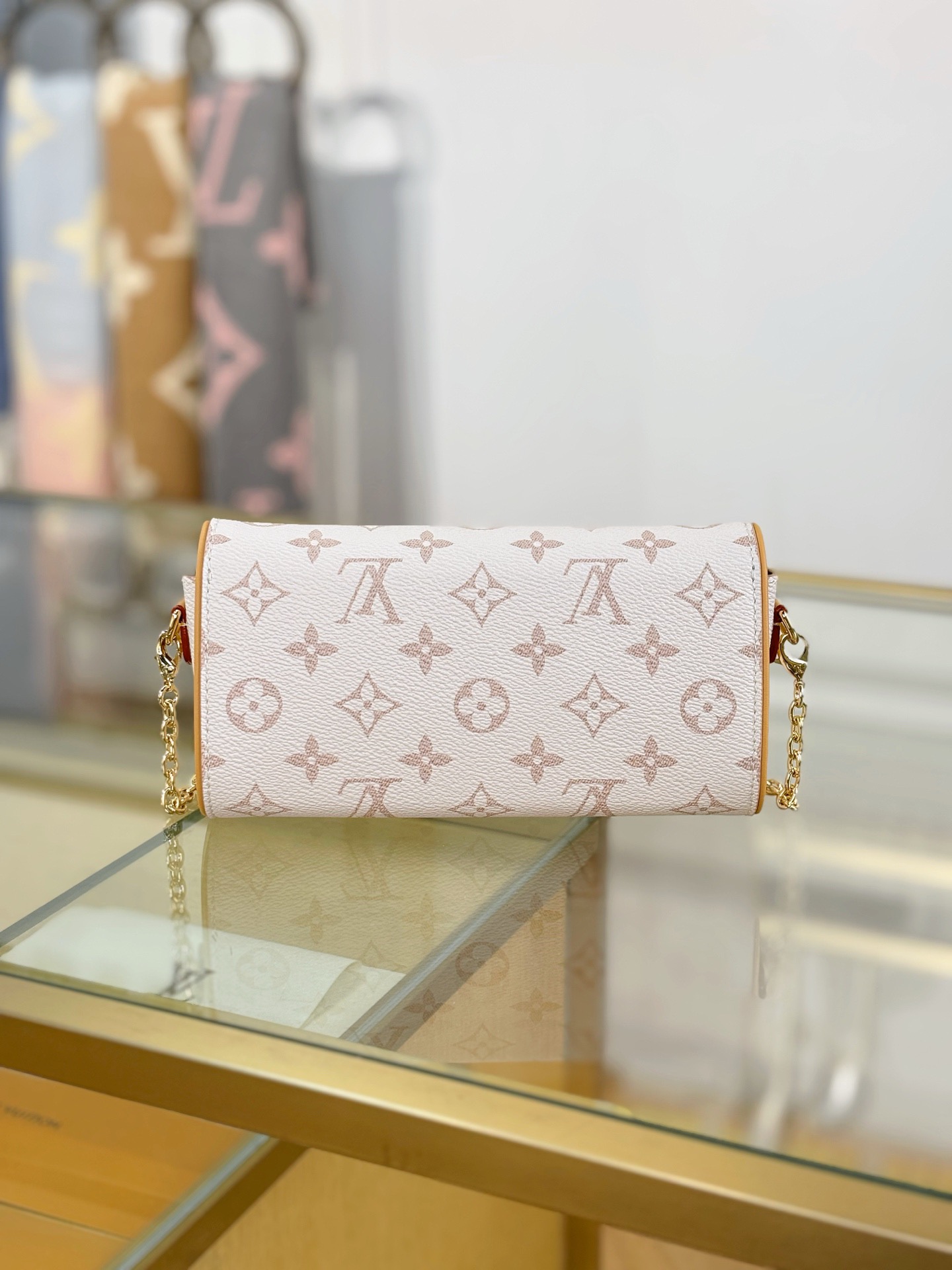 LV Pochette Clle M13566 - image 3