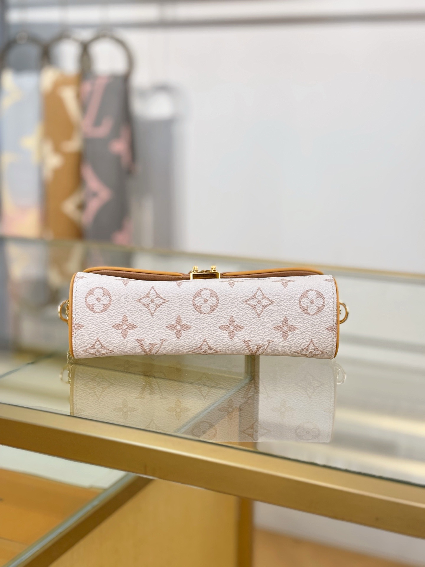 LV Pochette Clle M13566 - image 6