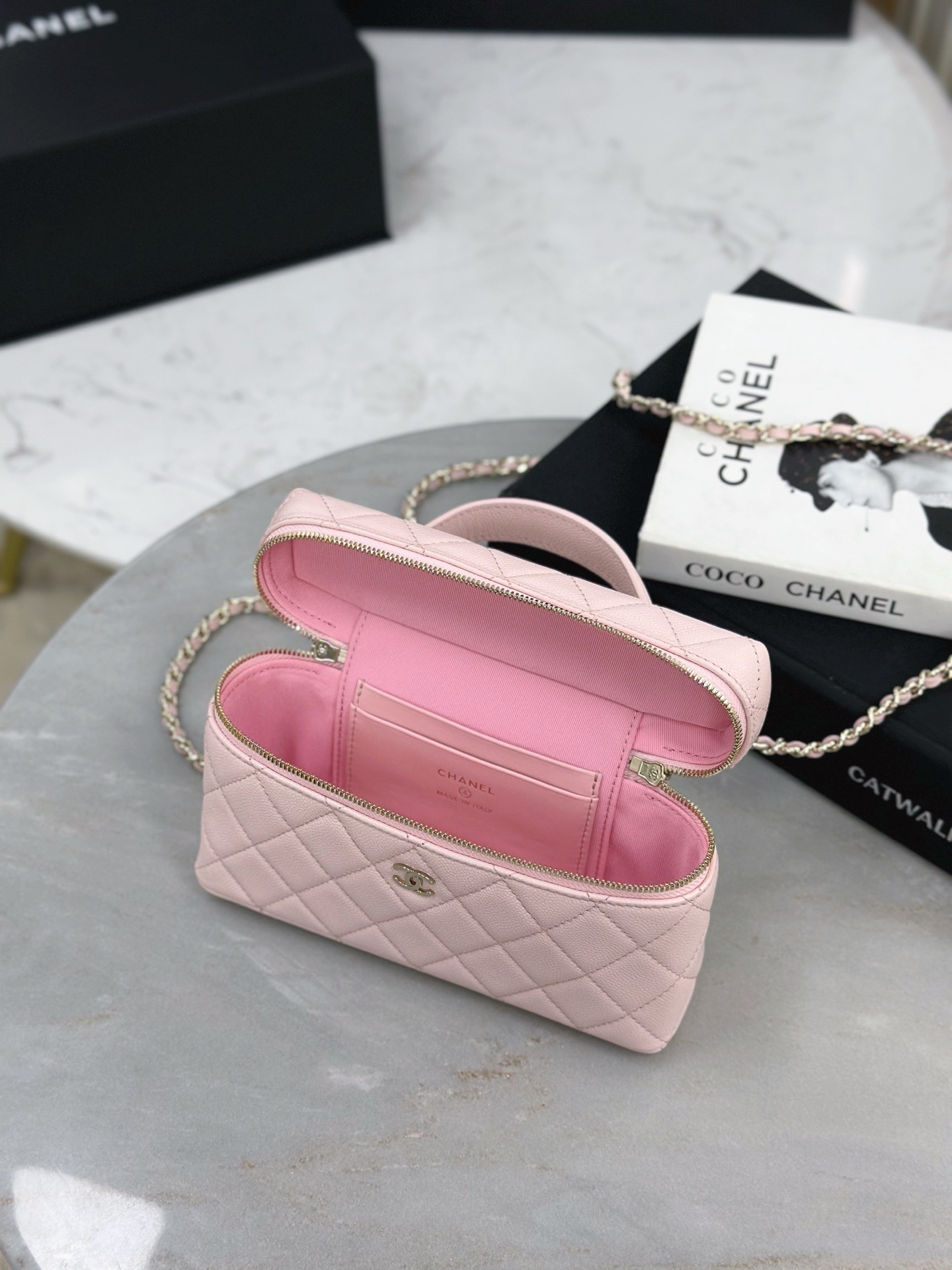 CHANEL Vanity with chain – Grained calfskin - image 6
