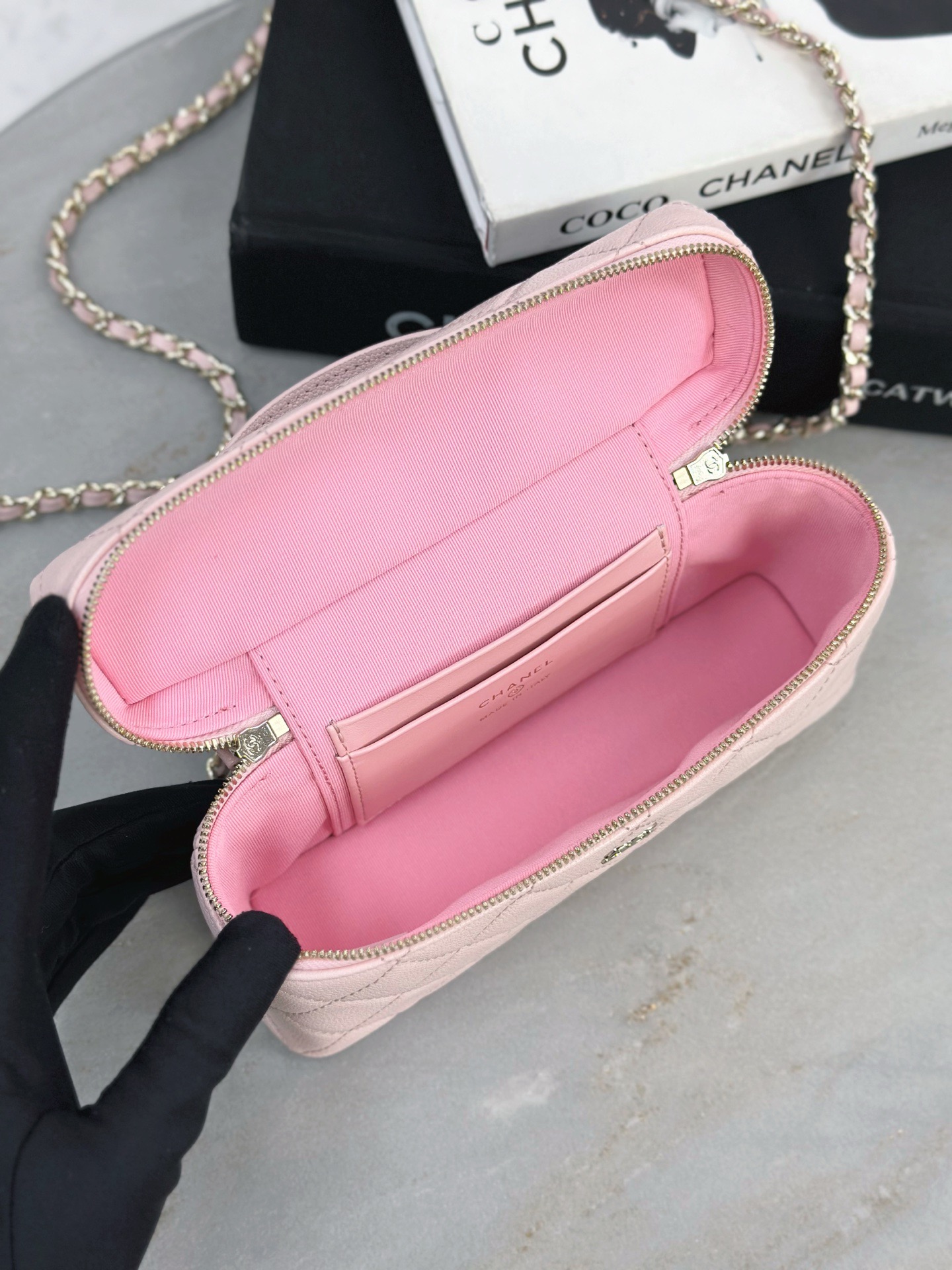 CHANEL Vanity with chain – Grained calfskin - image 7