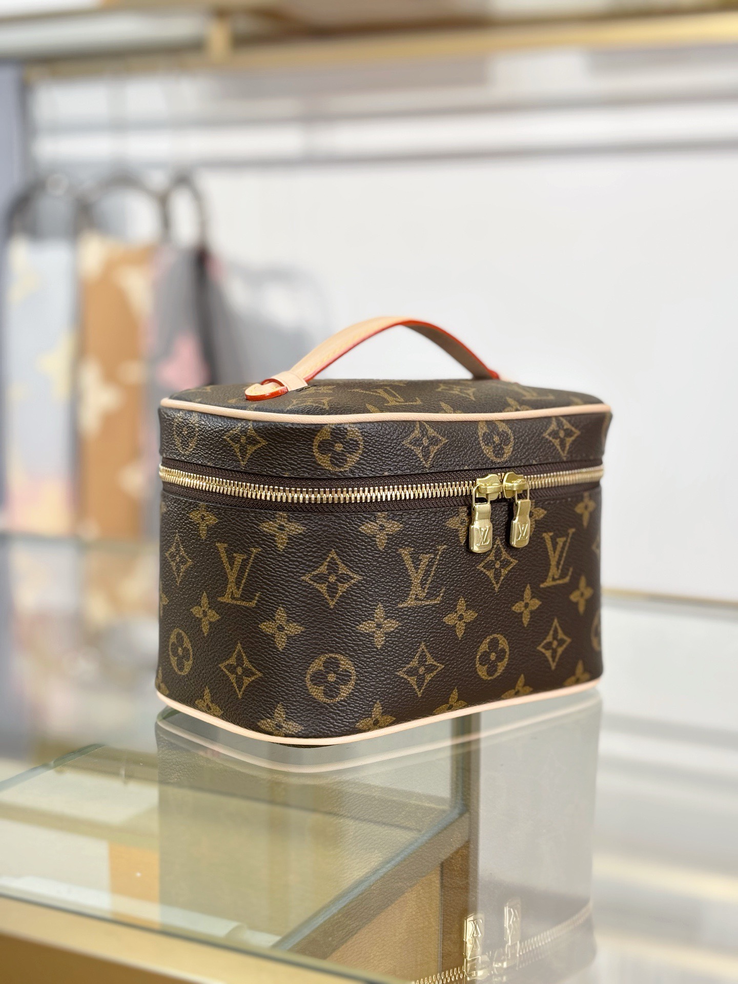 LV Nice Vanity Bag M44495 - image 3