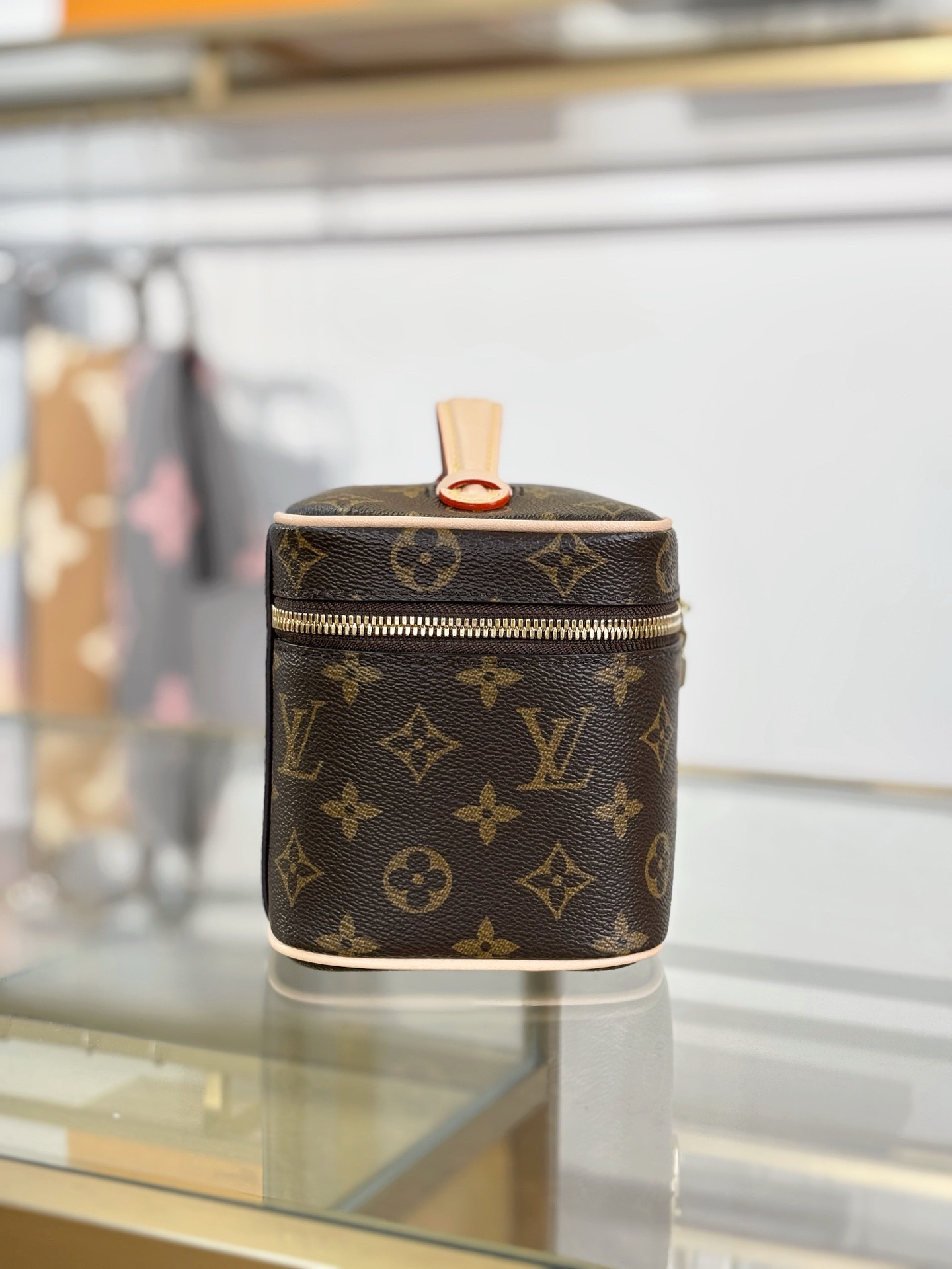 LV Nice Vanity Bag M44495 - image 4