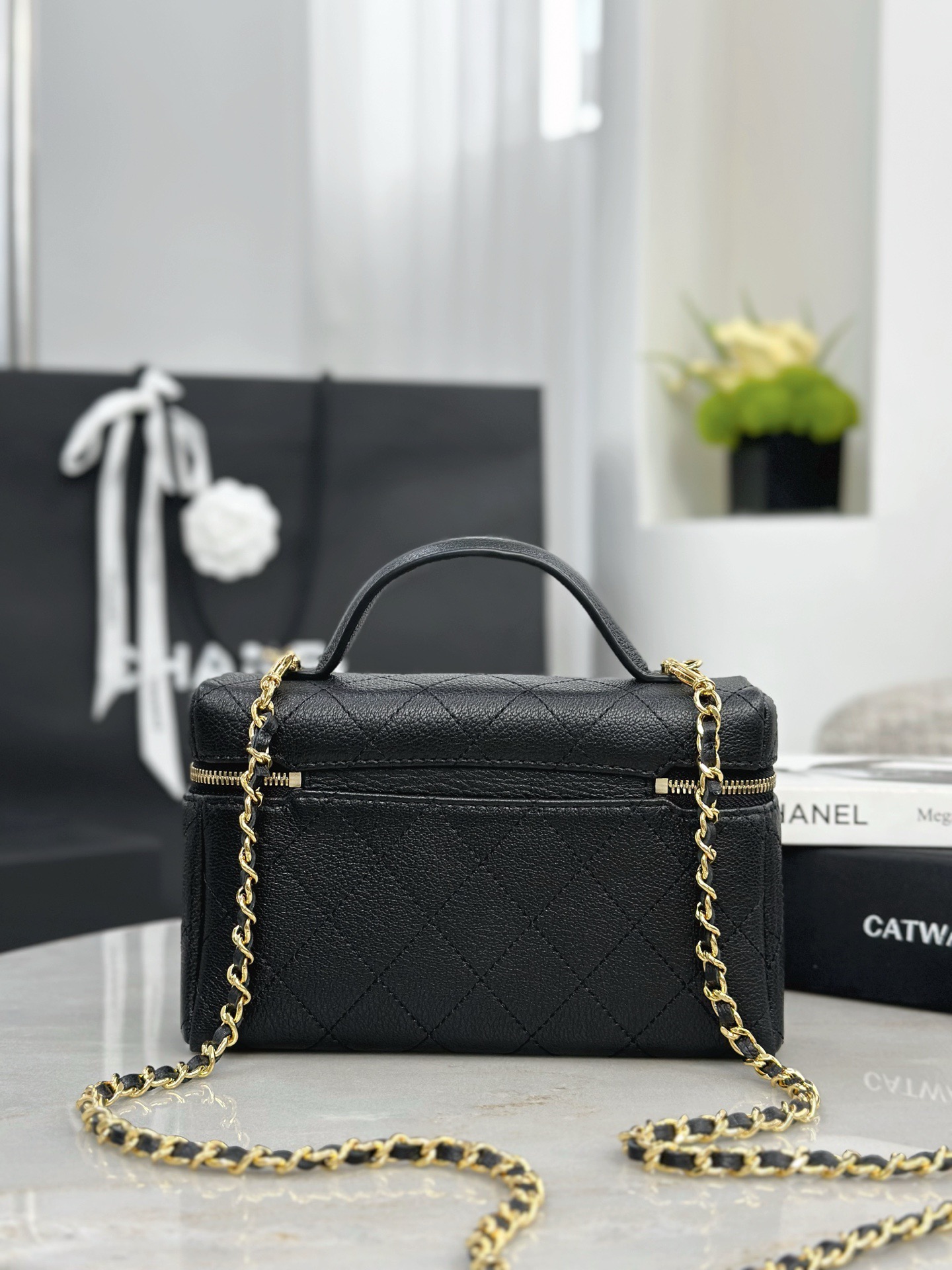 CHANEL 26P Goatskin Quilted Top Handle Slim Vanity With Chain Black - image 3