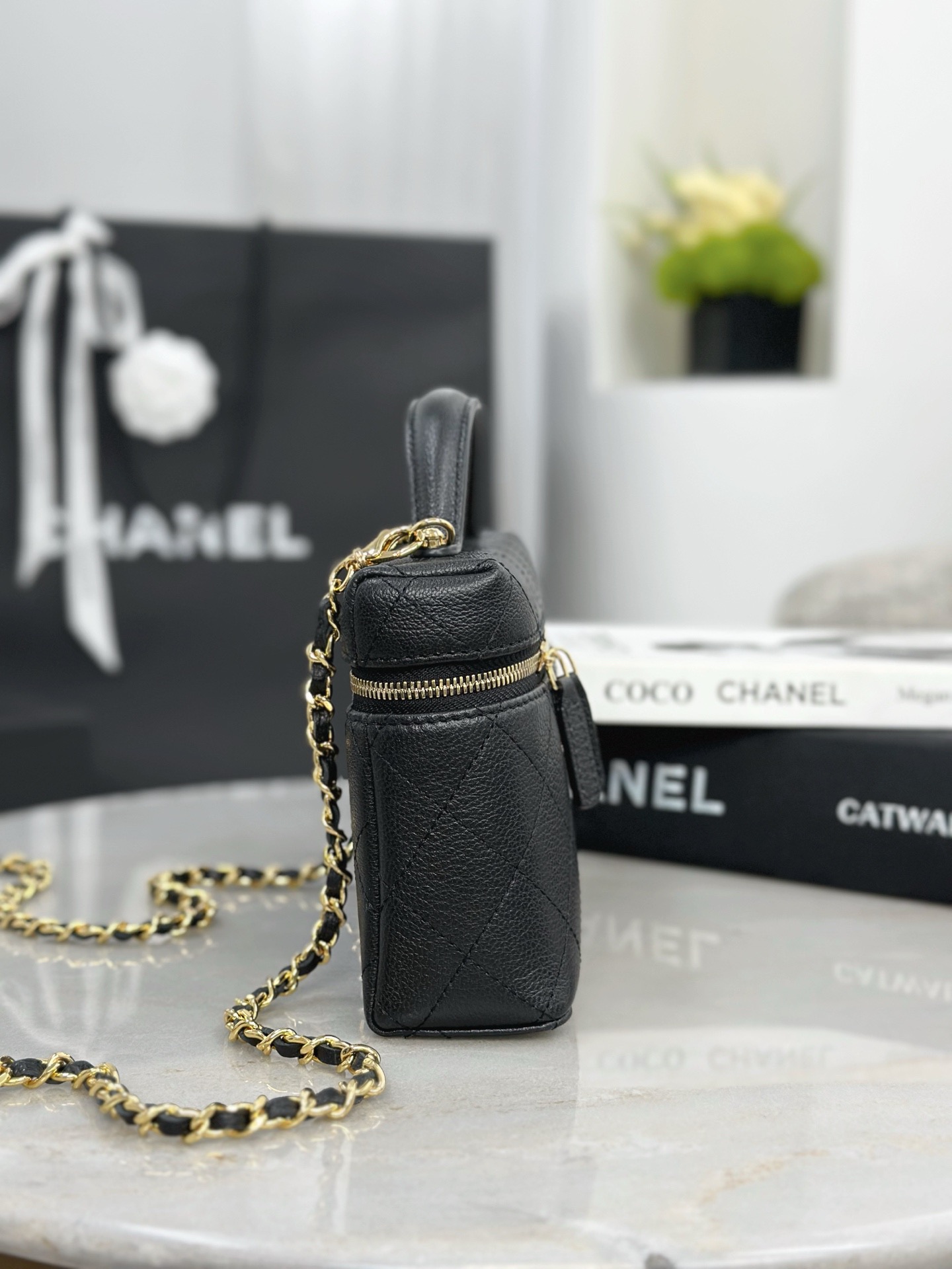 CHANEL 26P Goatskin Quilted Top Handle Slim Vanity With Chain Black - image 4
