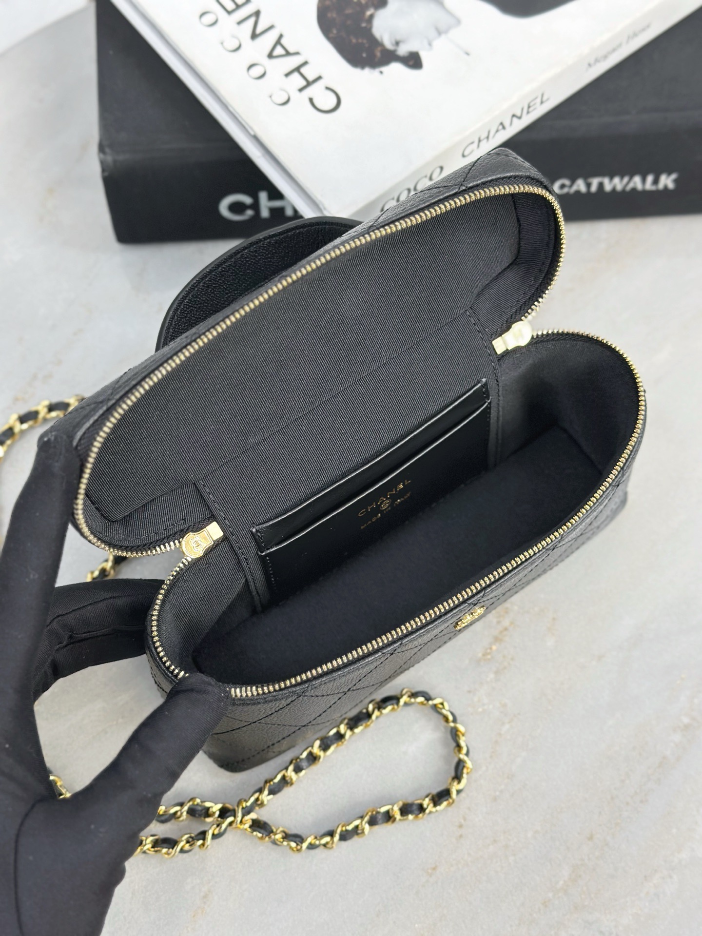 CHANEL 26P Goatskin Quilted Top Handle Slim Vanity With Chain Black - image 7