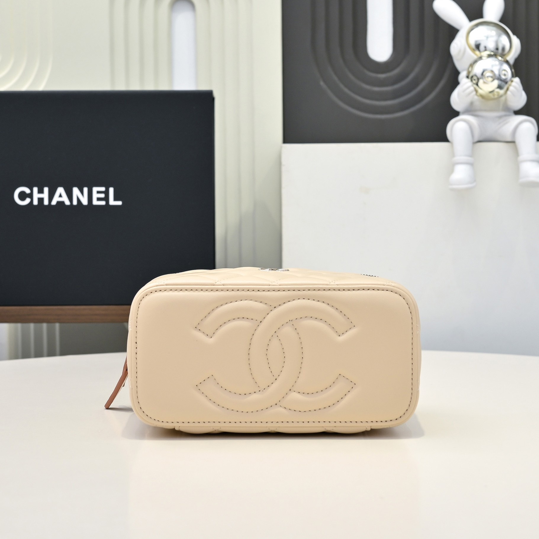 CHANEL Lambskin Quilted Small Top Handle Vanity Case With Chain Ecru Dark Beige - image 5