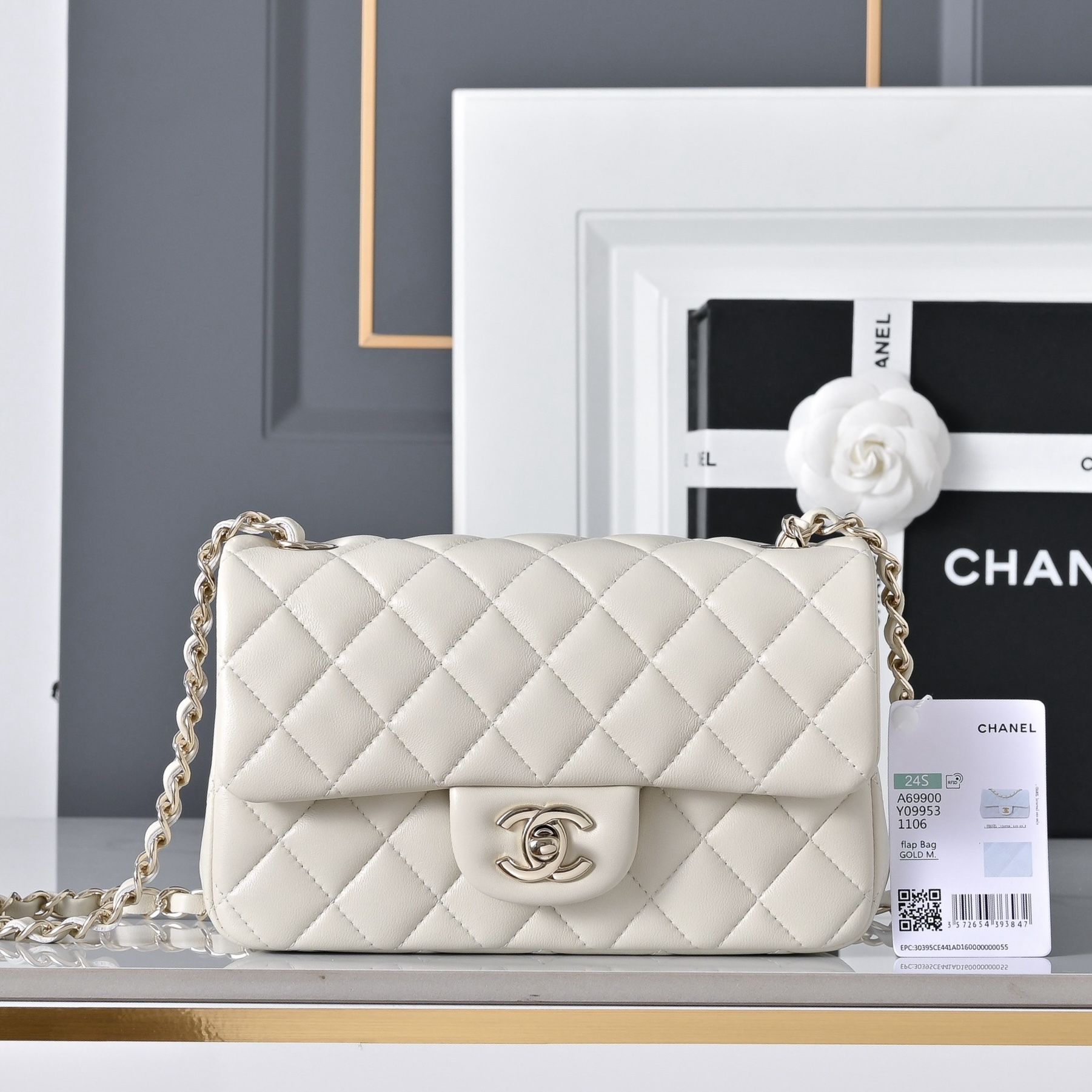 CHANEL Mini Classic Handbag lambskin leather-20CM - image 2