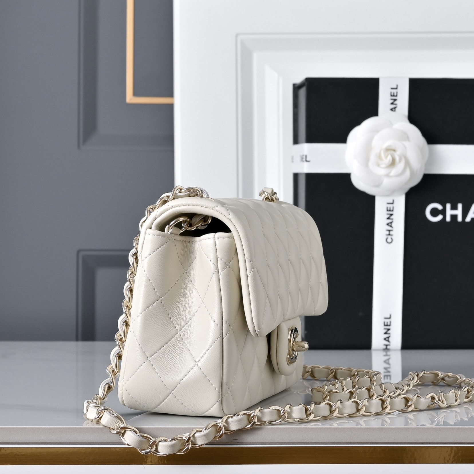 CHANEL Mini Classic Handbag lambskin leather-20CM - image 4