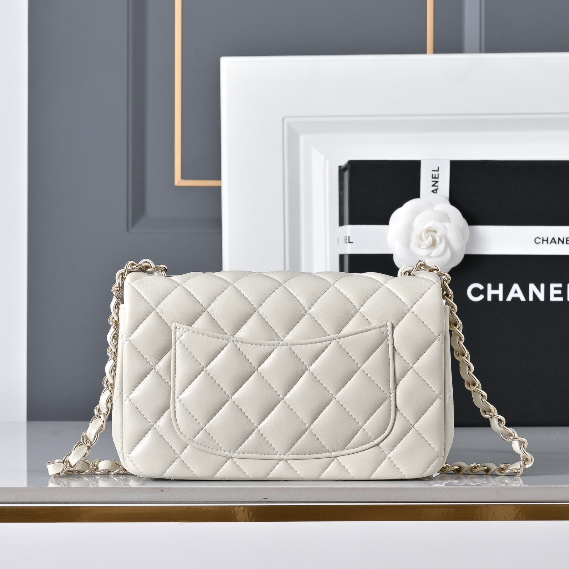 CHANEL Mini Classic Handbag lambskin leather-20CM - image 3