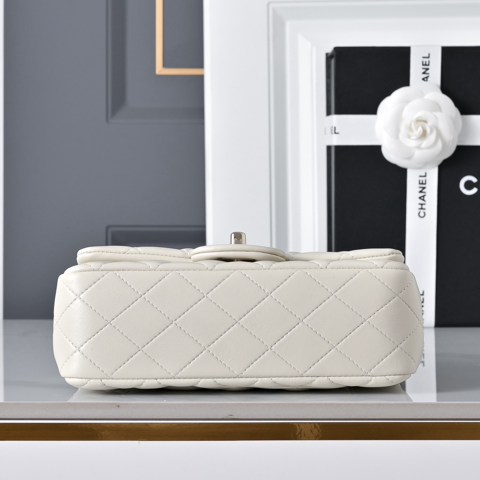 CHANEL Mini Classic Handbag lambskin leather-20CM - image 5
