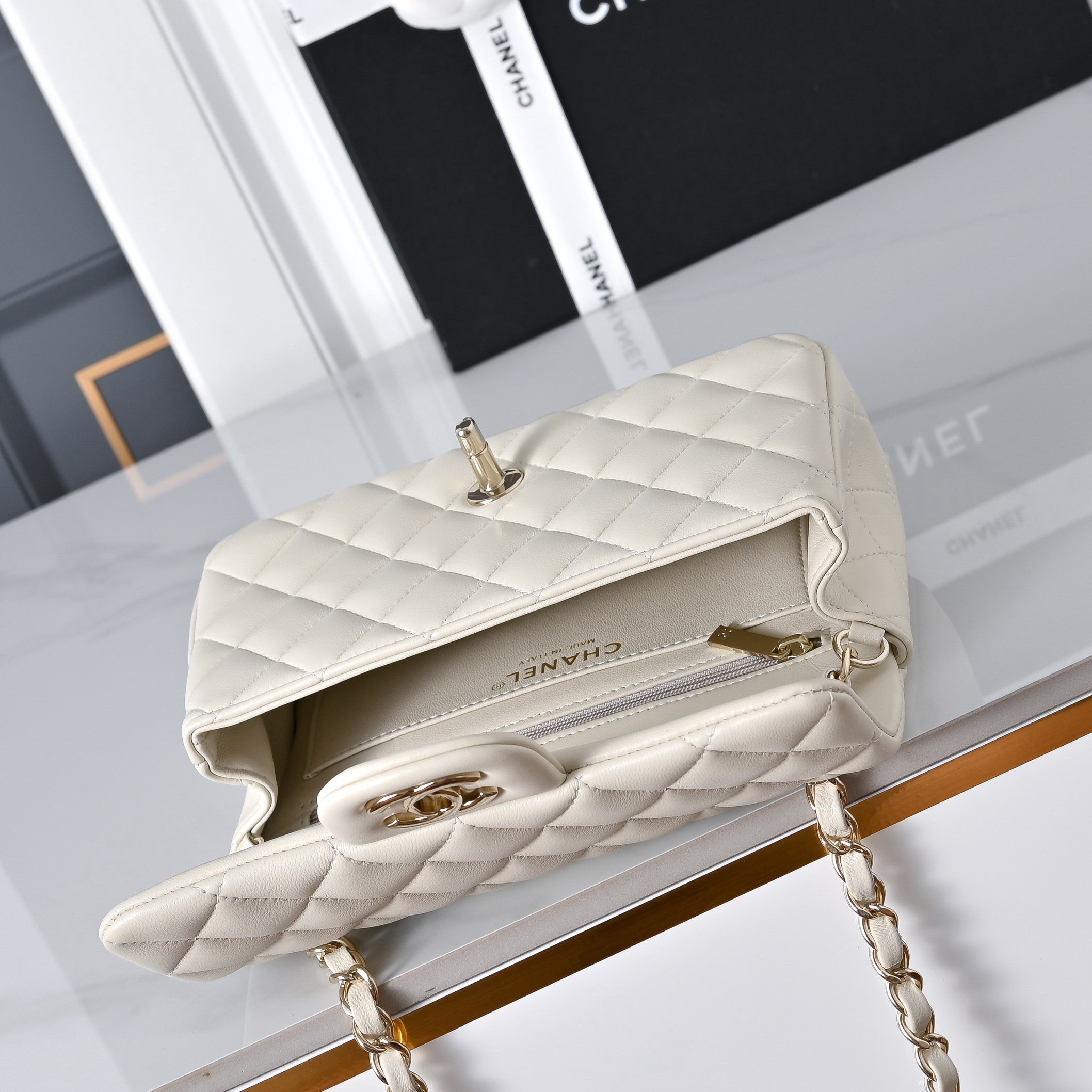 CHANEL Mini Classic Handbag lambskin leather-20CM - image 6