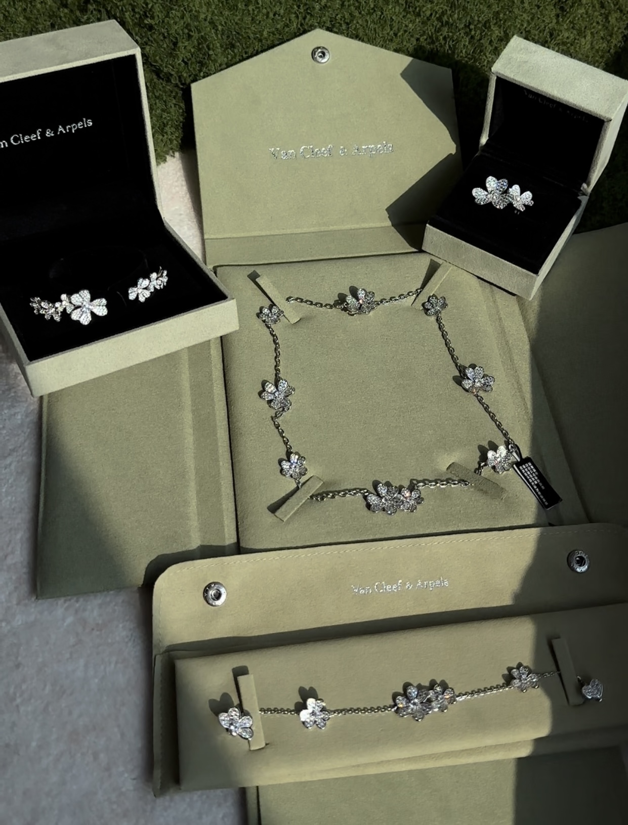 VCA Frivole with full diamonds Series - image 6