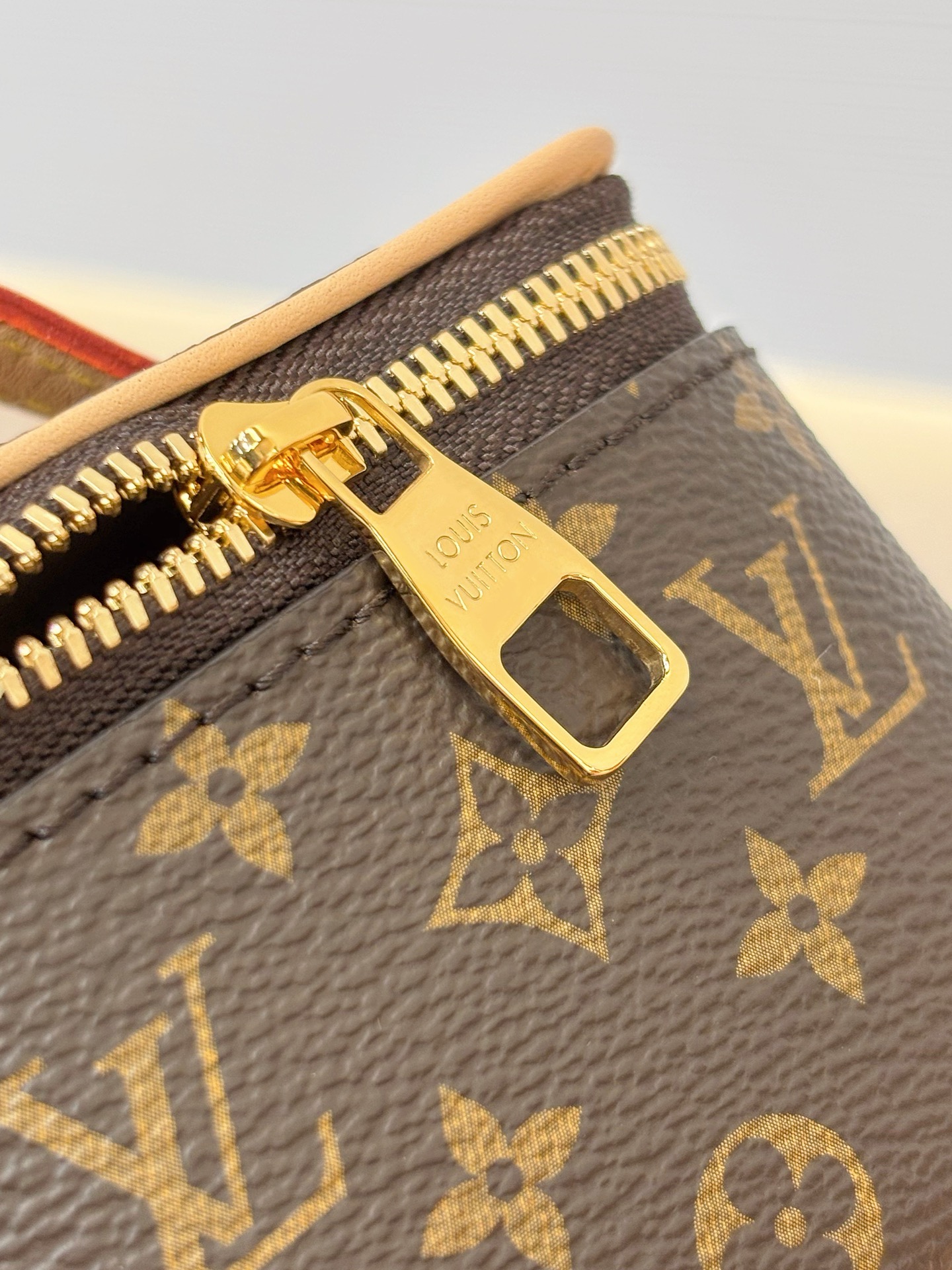 LV Micro Vanity Case M033772 - image 9