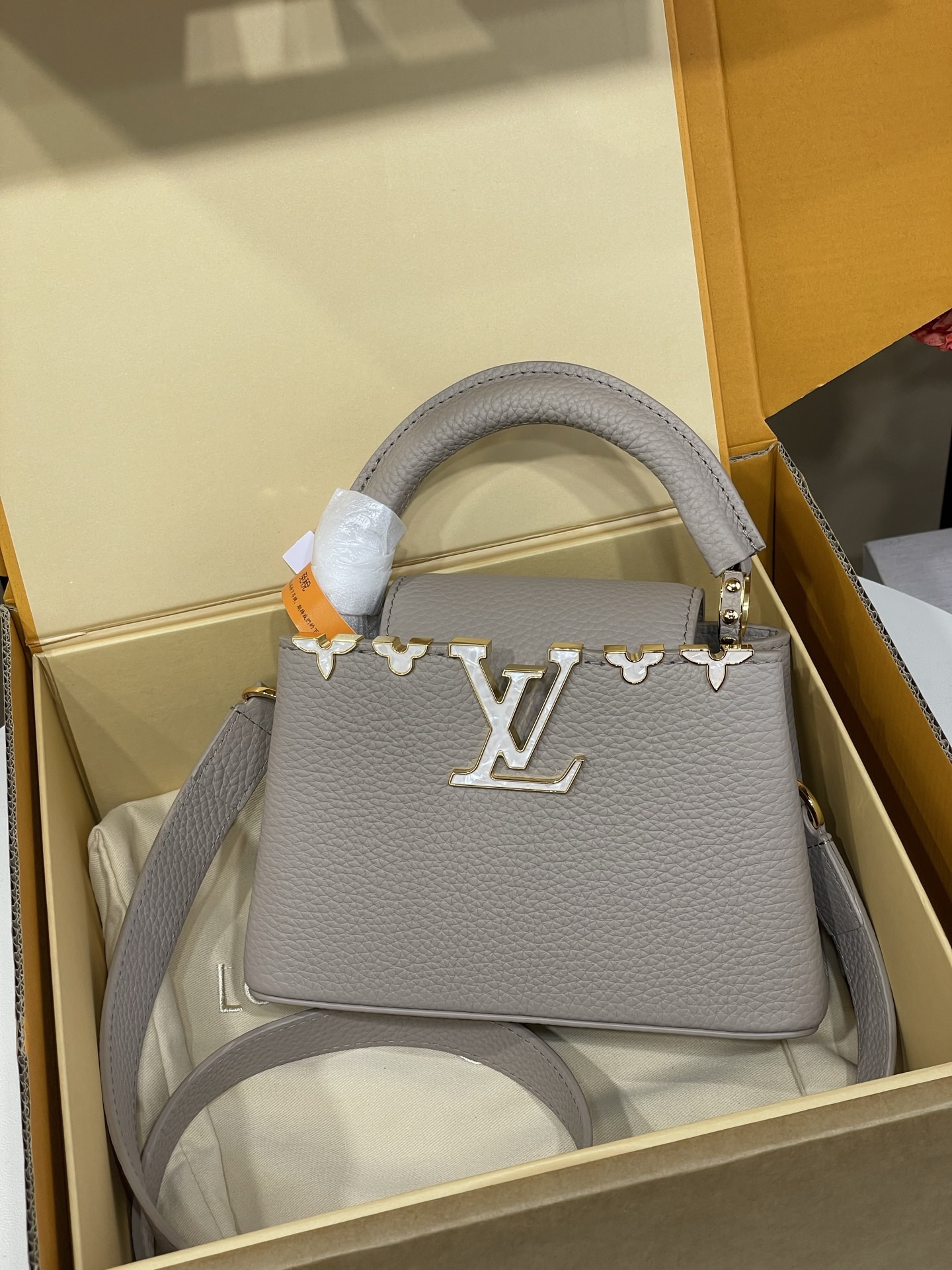 LV Capucines MINI M23766 - image 2