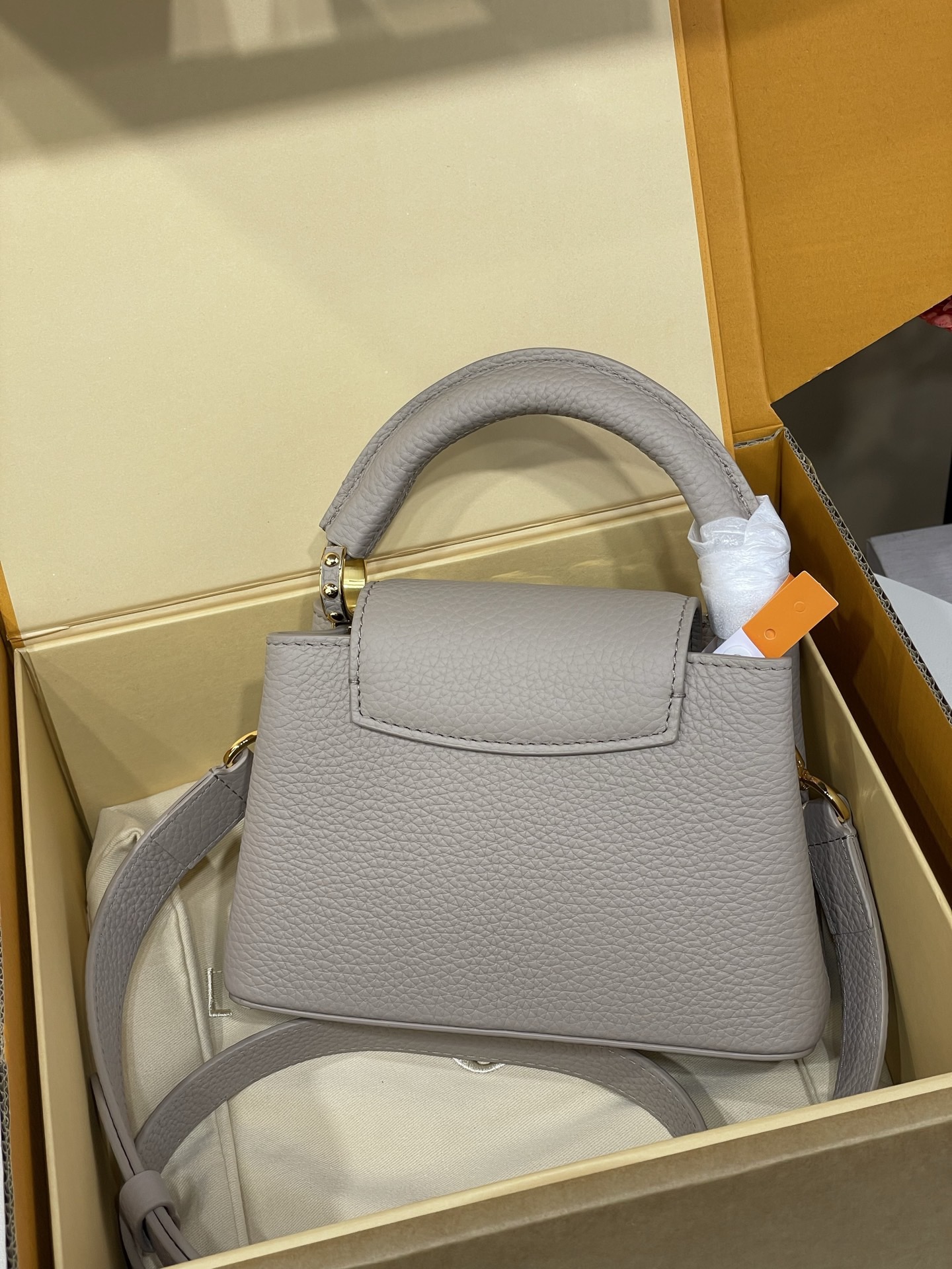 LV Capucines MINI M23766 - image 3