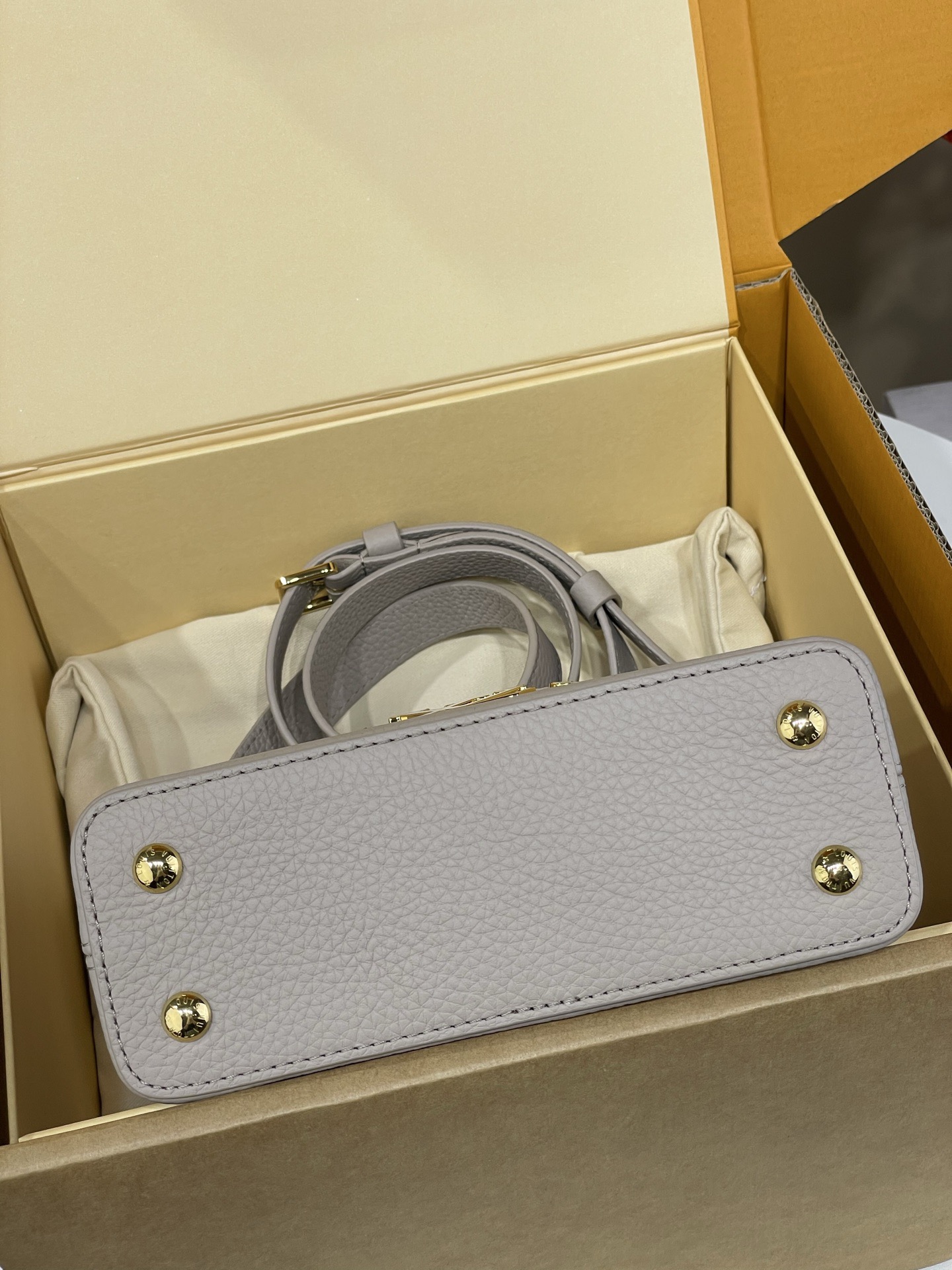 LV Capucines MINI M23766 - image 5