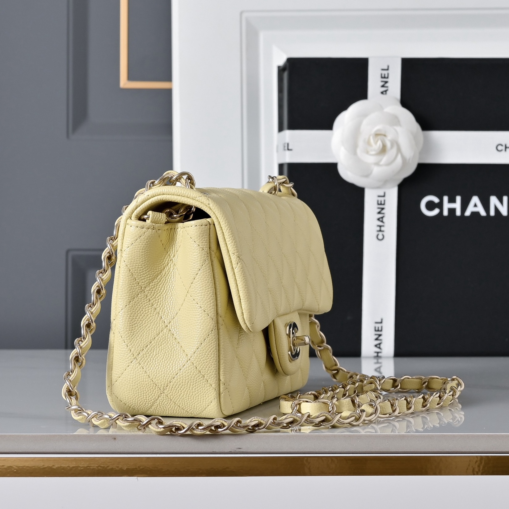CHANEL Mini Classic Handbag Caviar leather-20CM - image 4