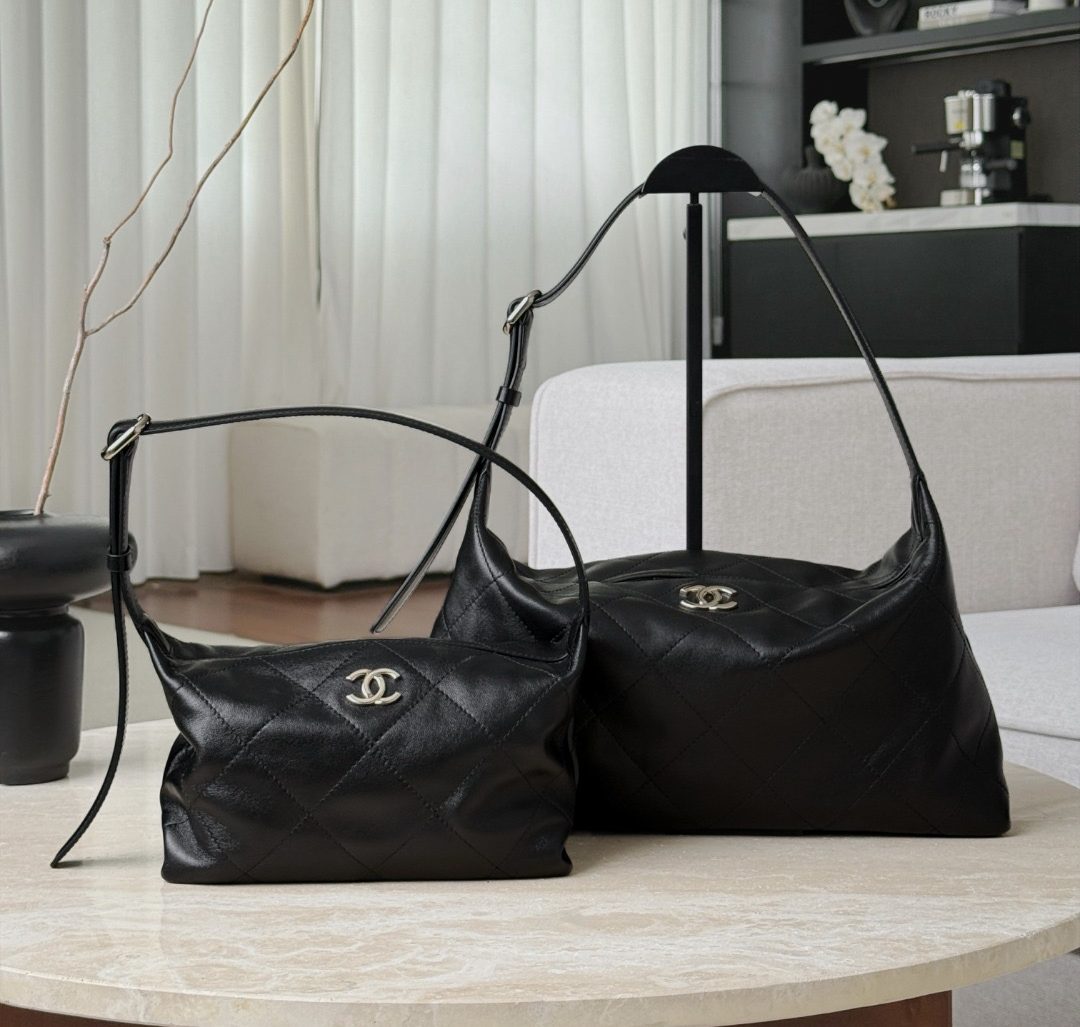 CHANEL 26P Hobo Bag Shiny Lambskin In Black - image 7