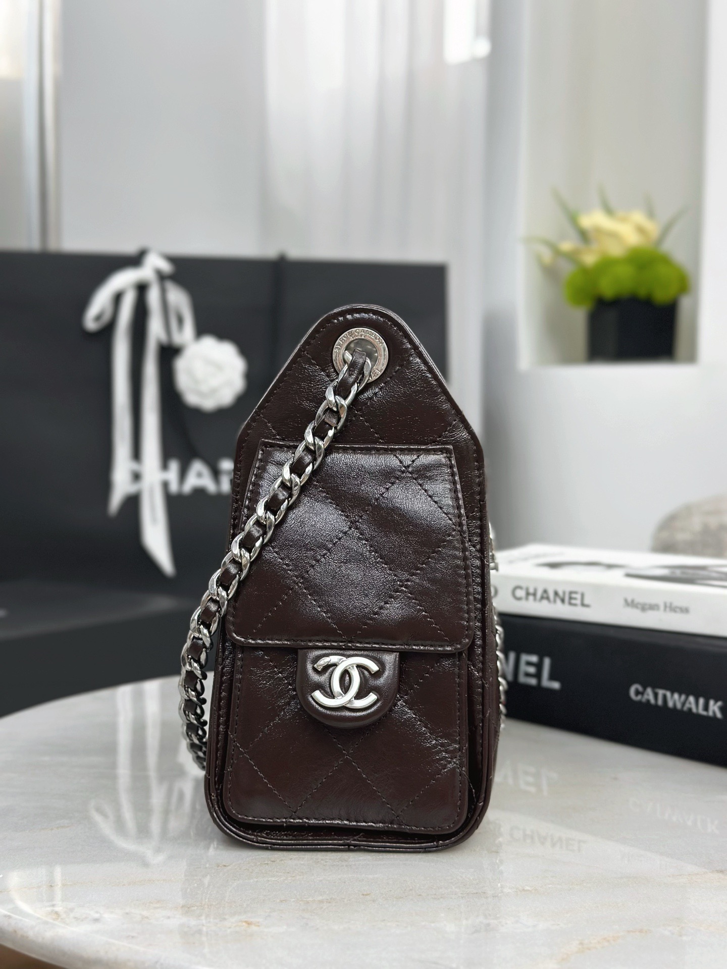CHANEL 25 Small Handbag Shiny Crumpled Calfskin Dark Brown - image 4