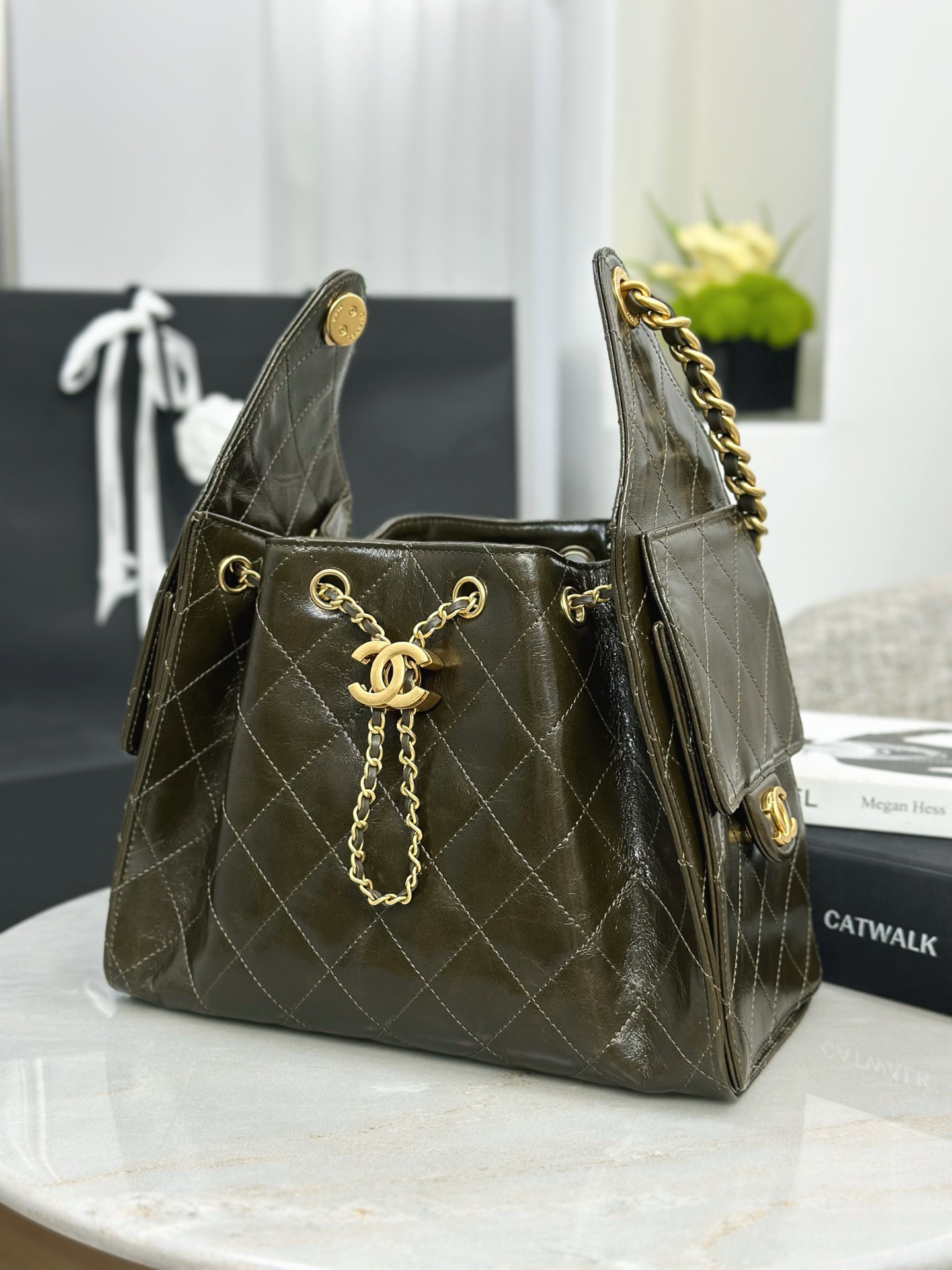 CHANEL 25 Small Handbag Shiny Crumpled Calfskin Khaki - image 3