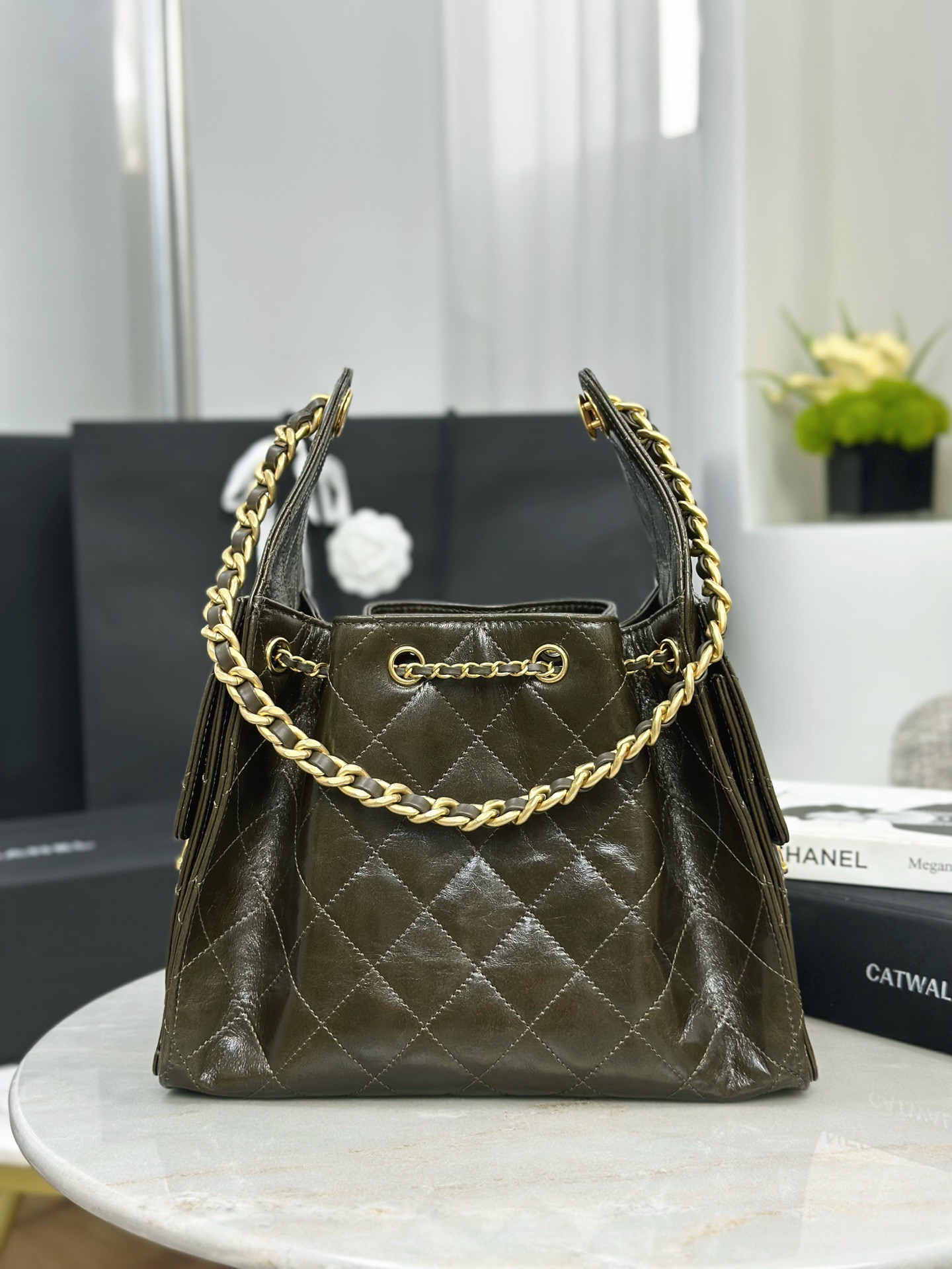 CHANEL 25 Small Handbag Shiny Crumpled Calfskin Khaki - image 4