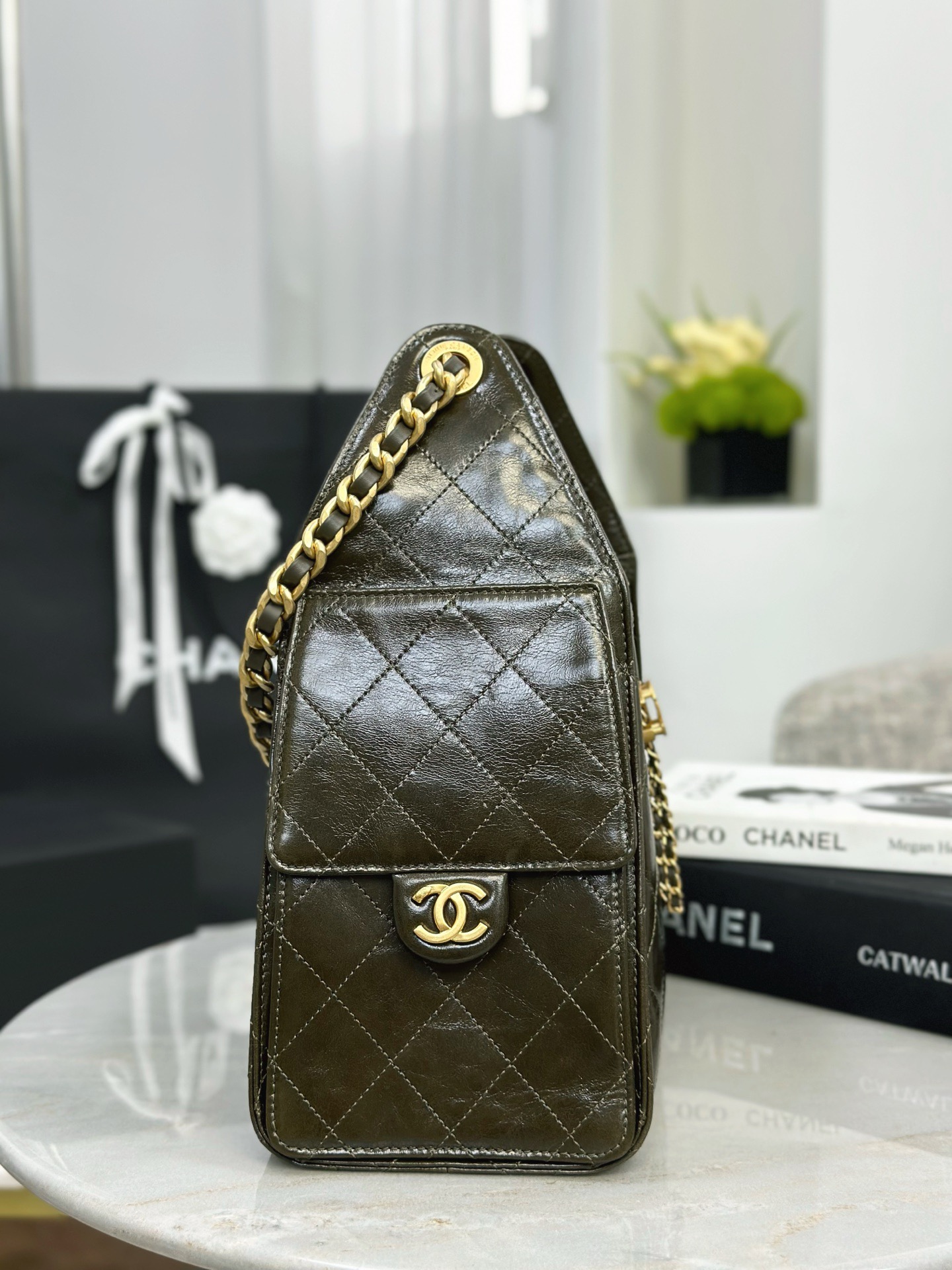CHANEL 25 Small Handbag Shiny Crumpled Calfskin Khaki - image 5