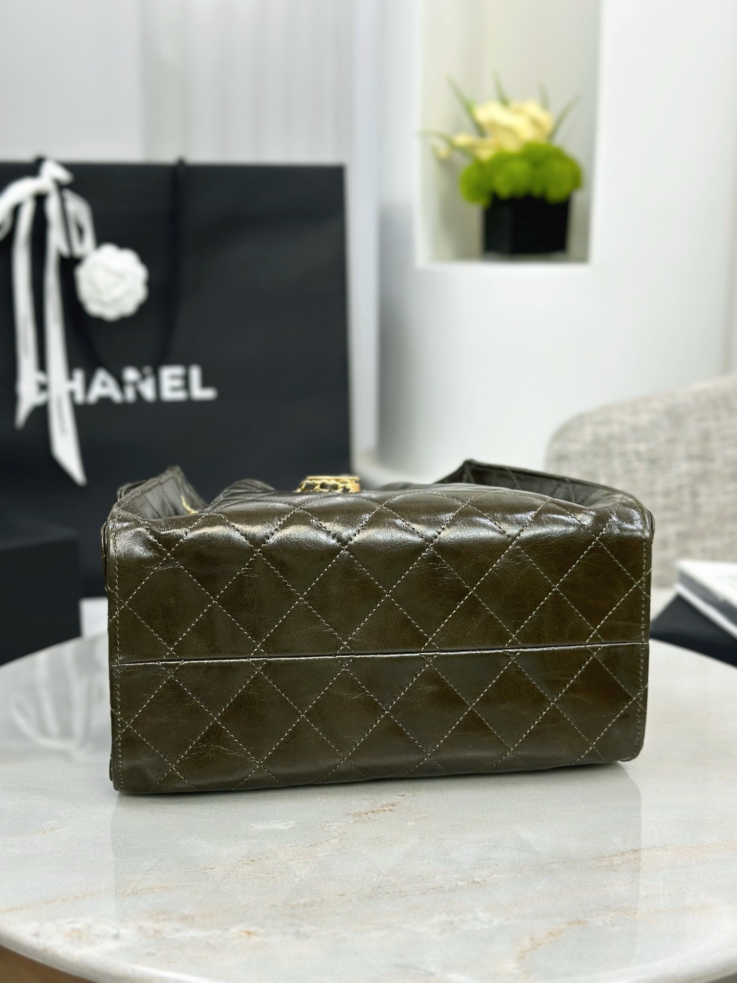CHANEL 25 Small Handbag Shiny Crumpled Calfskin Khaki - image 6